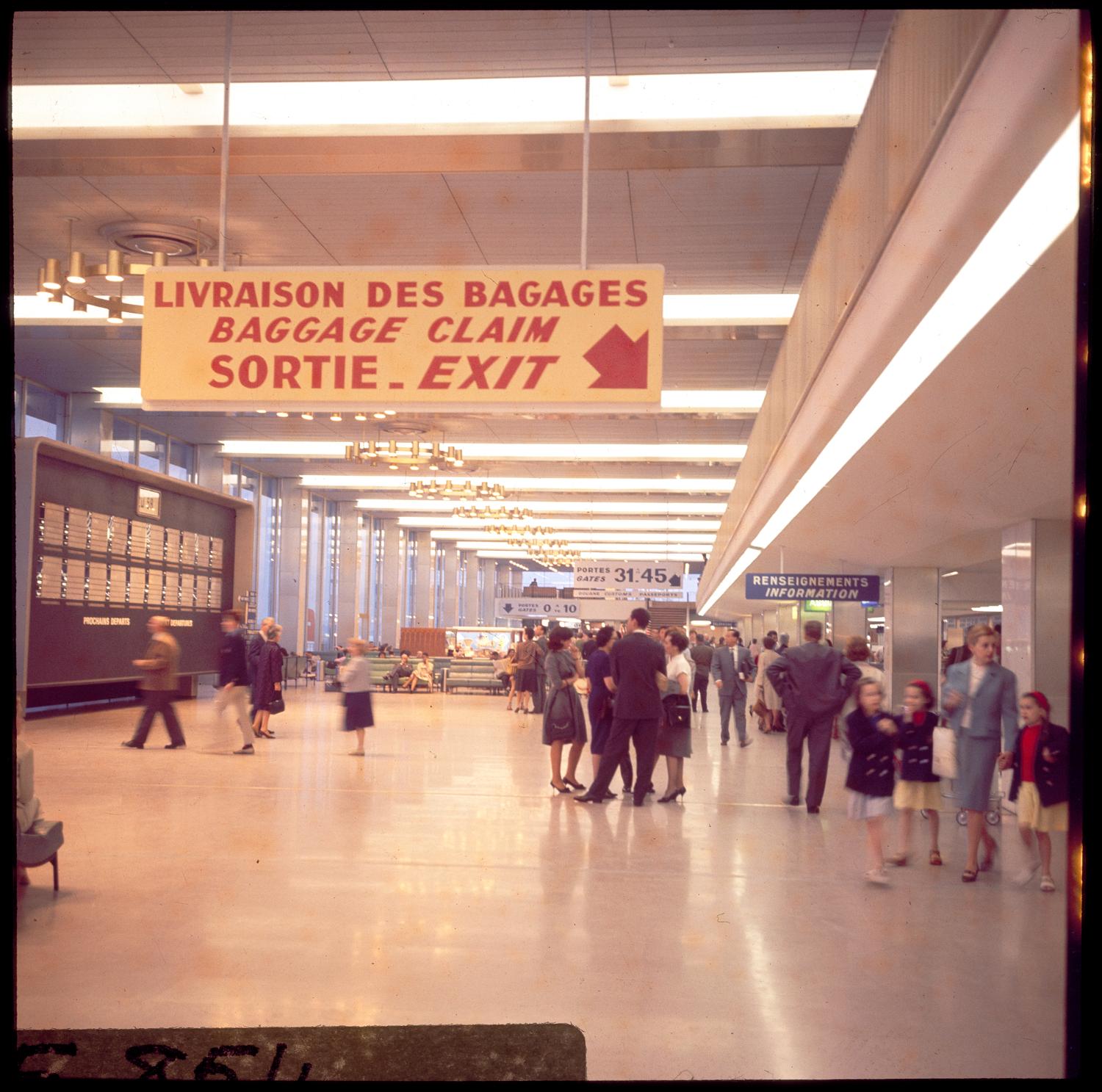 1961, le tableau d'affichage des vols dans la Galerie marchande, 1er étage. 