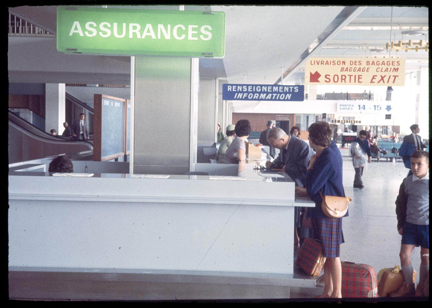 1961, bureau des renseignements dans la Galerie marchande, 1er étage.