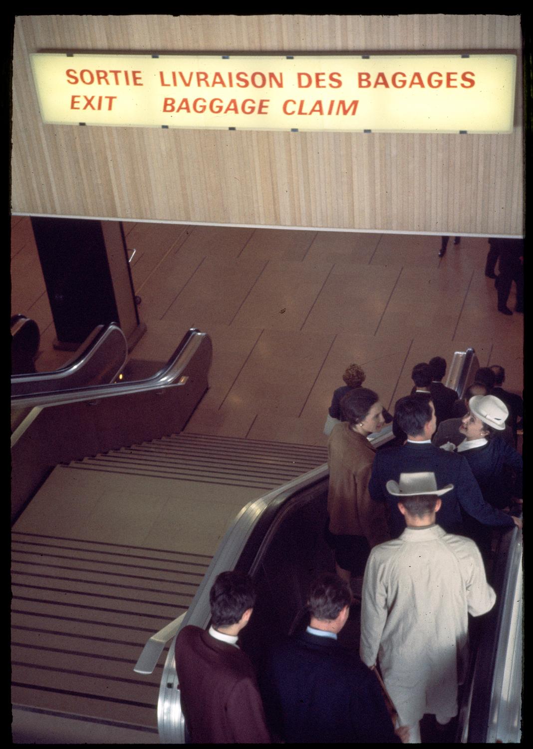 1961, escalators menant à la Galerie marchande au 1er étage.