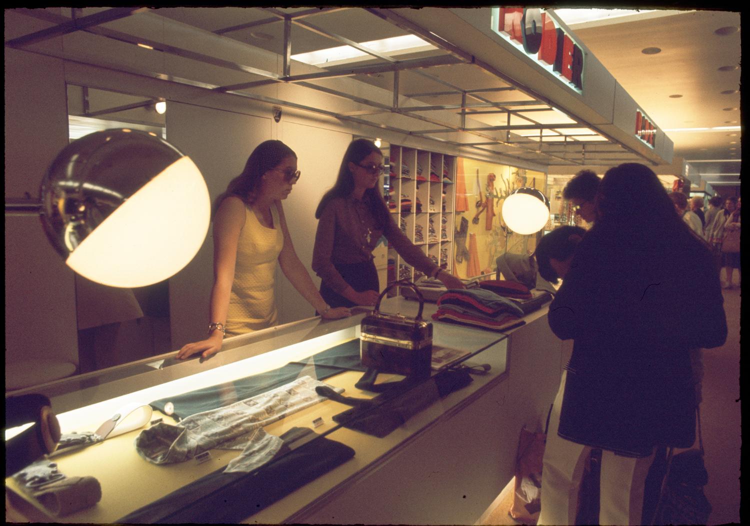 1971, les boutiques du Transit (zone internationale), conception des aménagements: Joseph-André Motte assisté d'André Monpoix, 2ème étage.