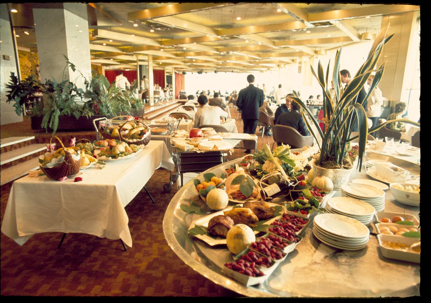 1971, les Trois Soleils, conception des aménagements André Renou et Jean-Pierre Génisset (la Crémaillère), fauteuils Conférence (Eero Saarinen), nau fond de la salle la tapisserie de Jean Lurçat qui donne son nom au restaurant, 3ème étage. 