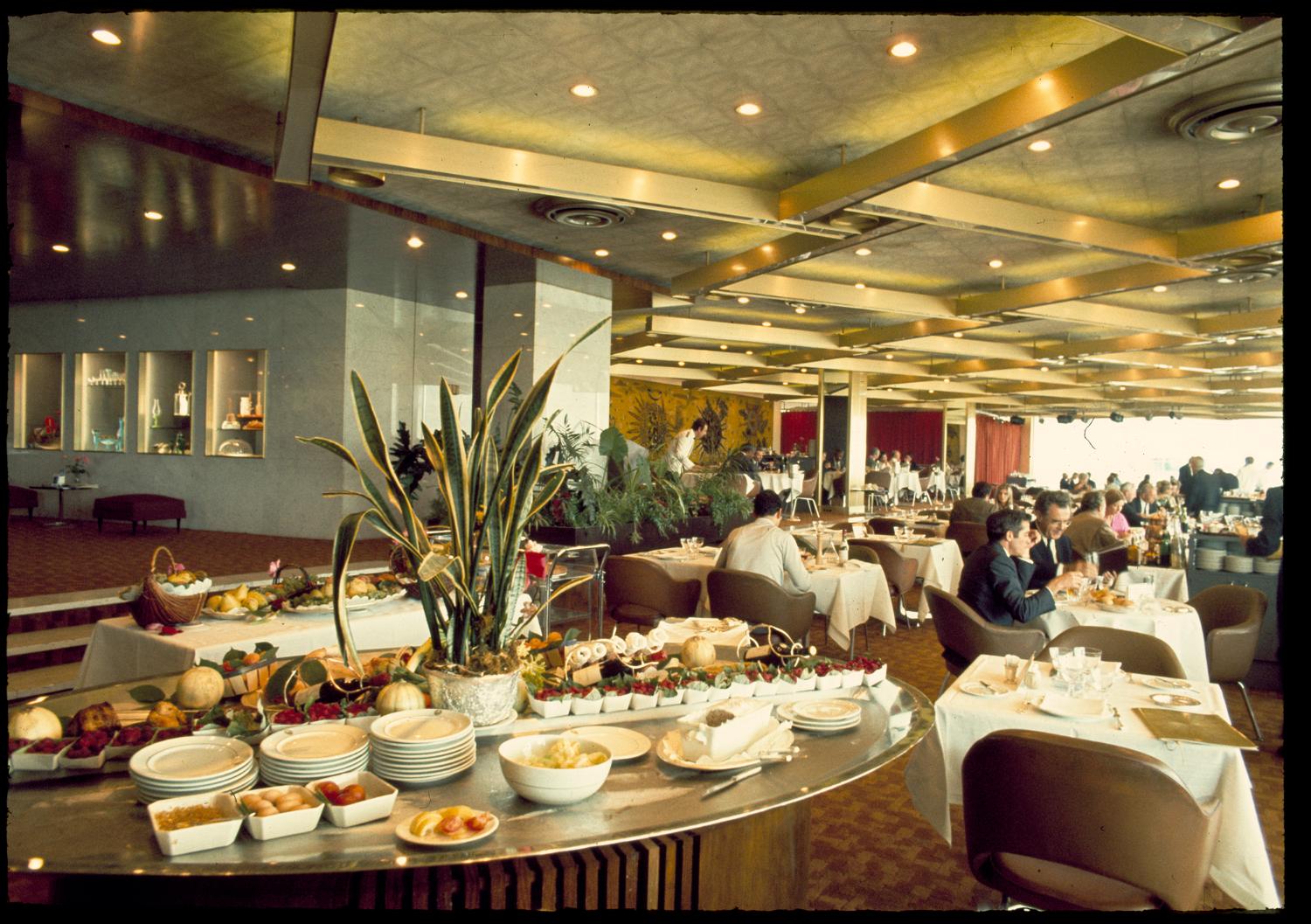 1971, les Trois Soleils, conception des aménagements André Renou et Jean-Pierre Génisset (la Crémaillère), fauteuils Conférence (Eero Saarinen), au fond de la salle la tapisserie de Jean Lurçat qui donne son nom au restaurant, 3ème étage. 