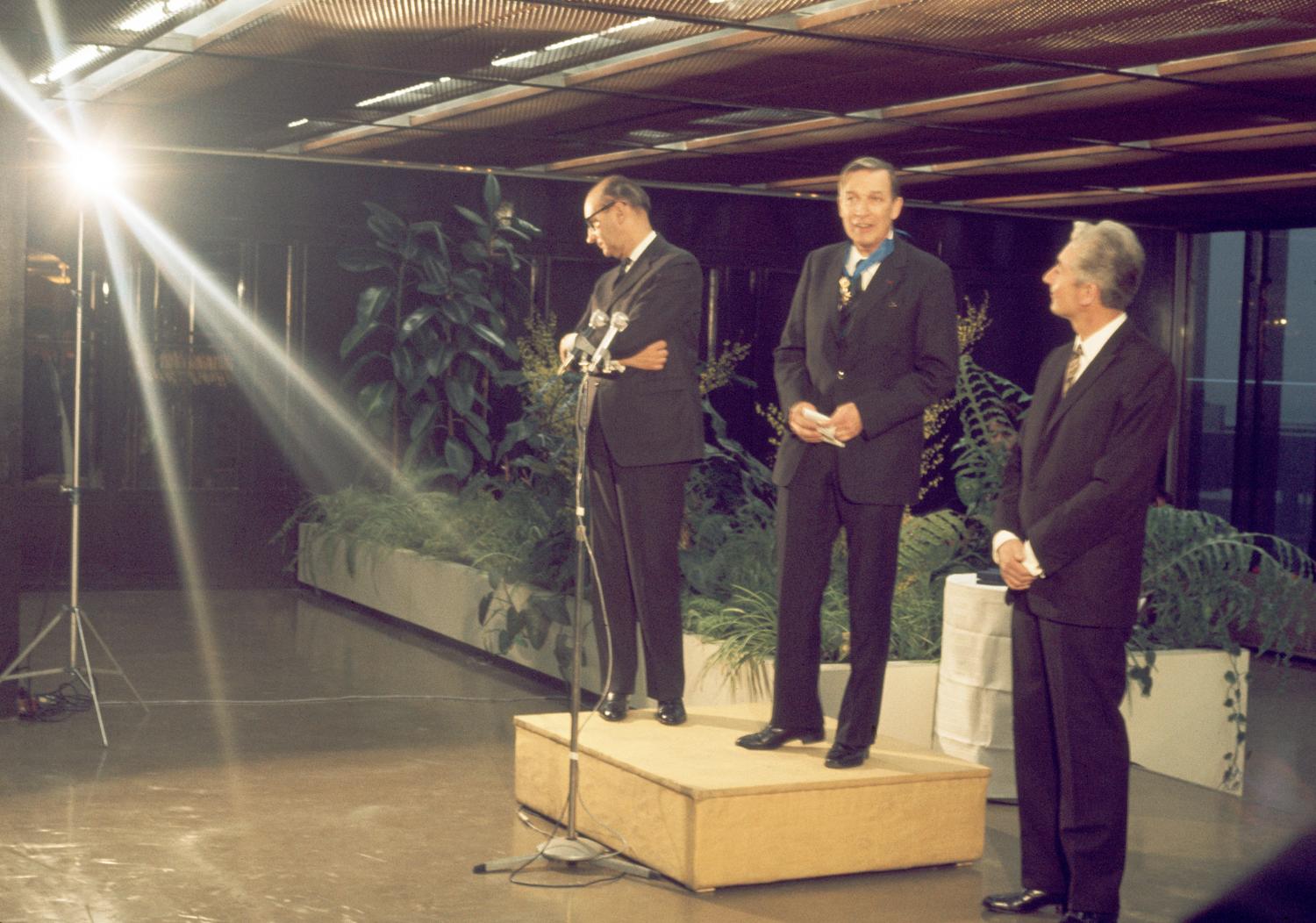 02/1972, Henri Vicariot à Orly-Ouest à l'occasion d'une remise de médaille.