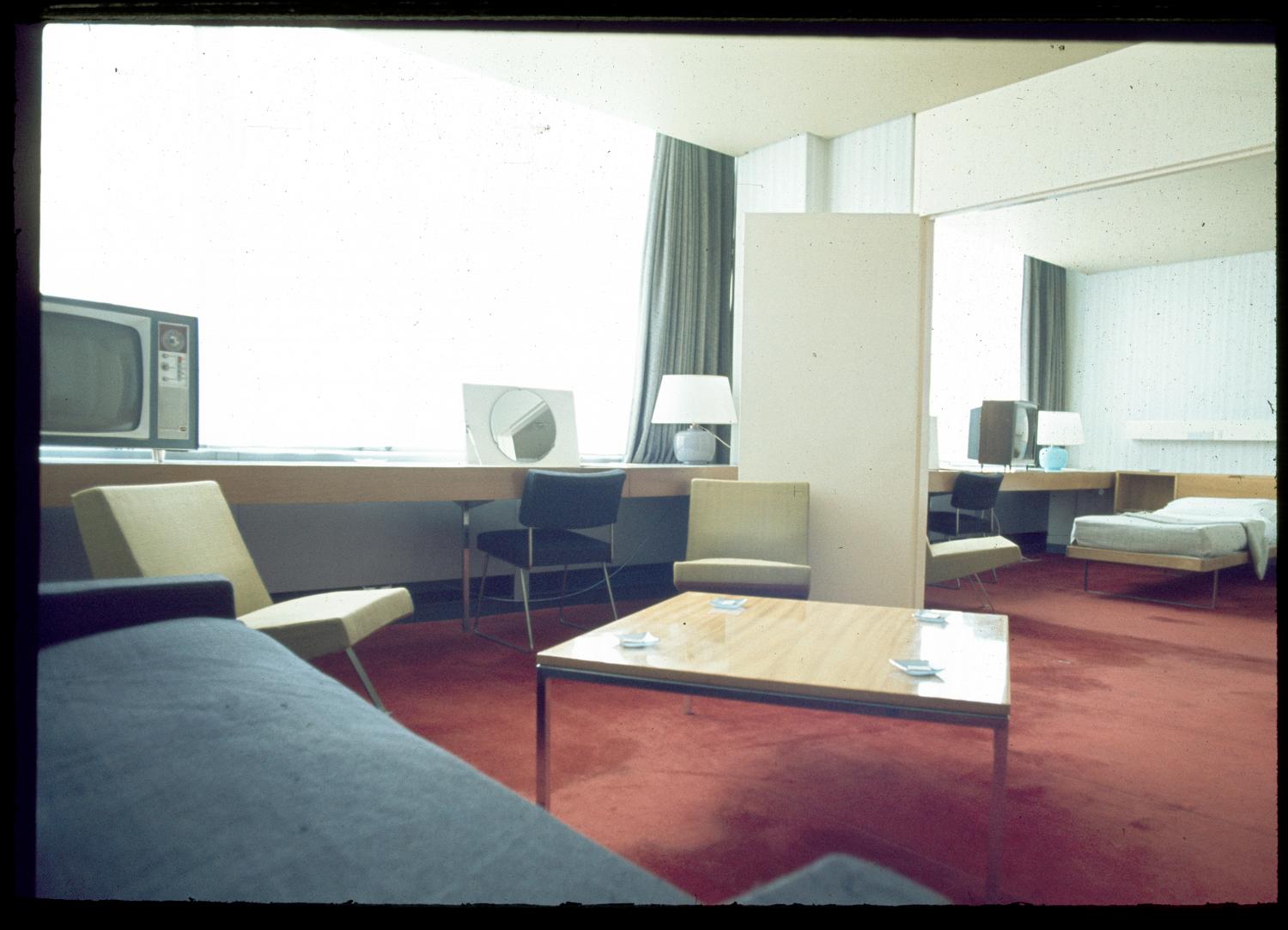 1961, Air Hôtel, chambre,  fauteuils 740 (Joseph-André Motte)? conception des aménagements: Joseph-André Motte assisté d'André Monpoix, 4ème étage.