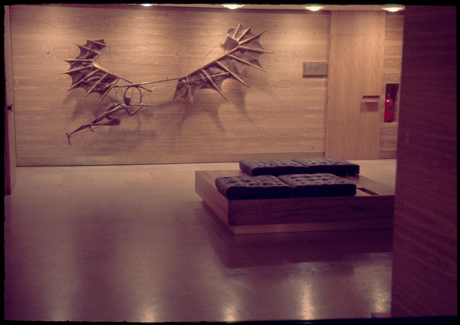 1961, "Machine volante" ou "le rêve d'Icare", sculpture en cuivre repoussé de Robert Juvin, entrée du salon de la Pan Am, 1er étage.