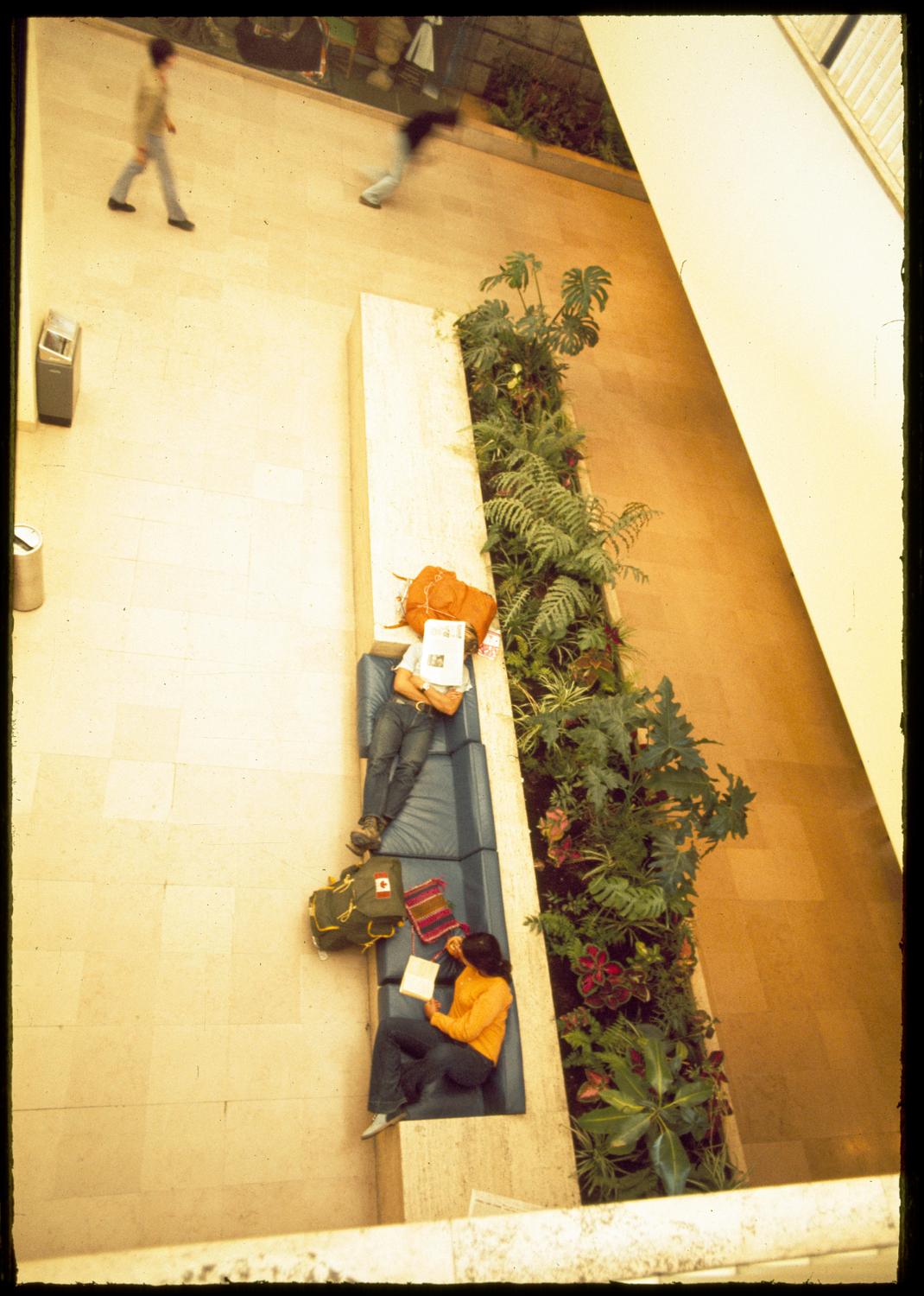 1971, le patio, conception des aménagements: Joseph-André Motte assisté d'André Monpoix, 3ème étage.