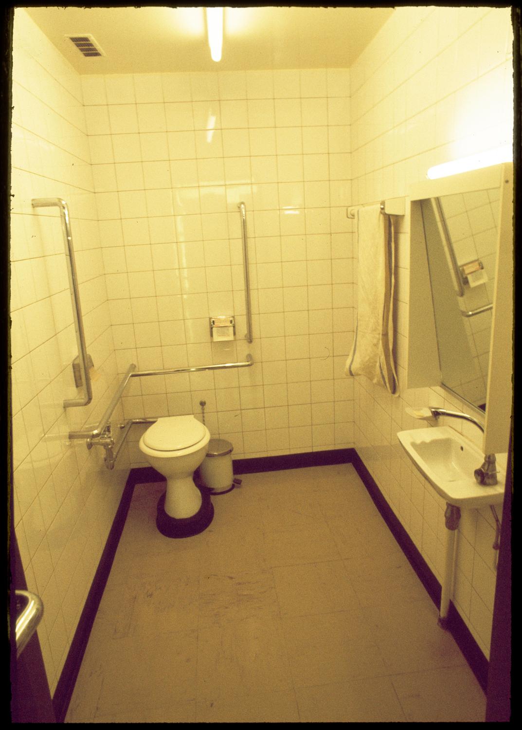 Vers 1970, Orly-Ouest, water-closet.