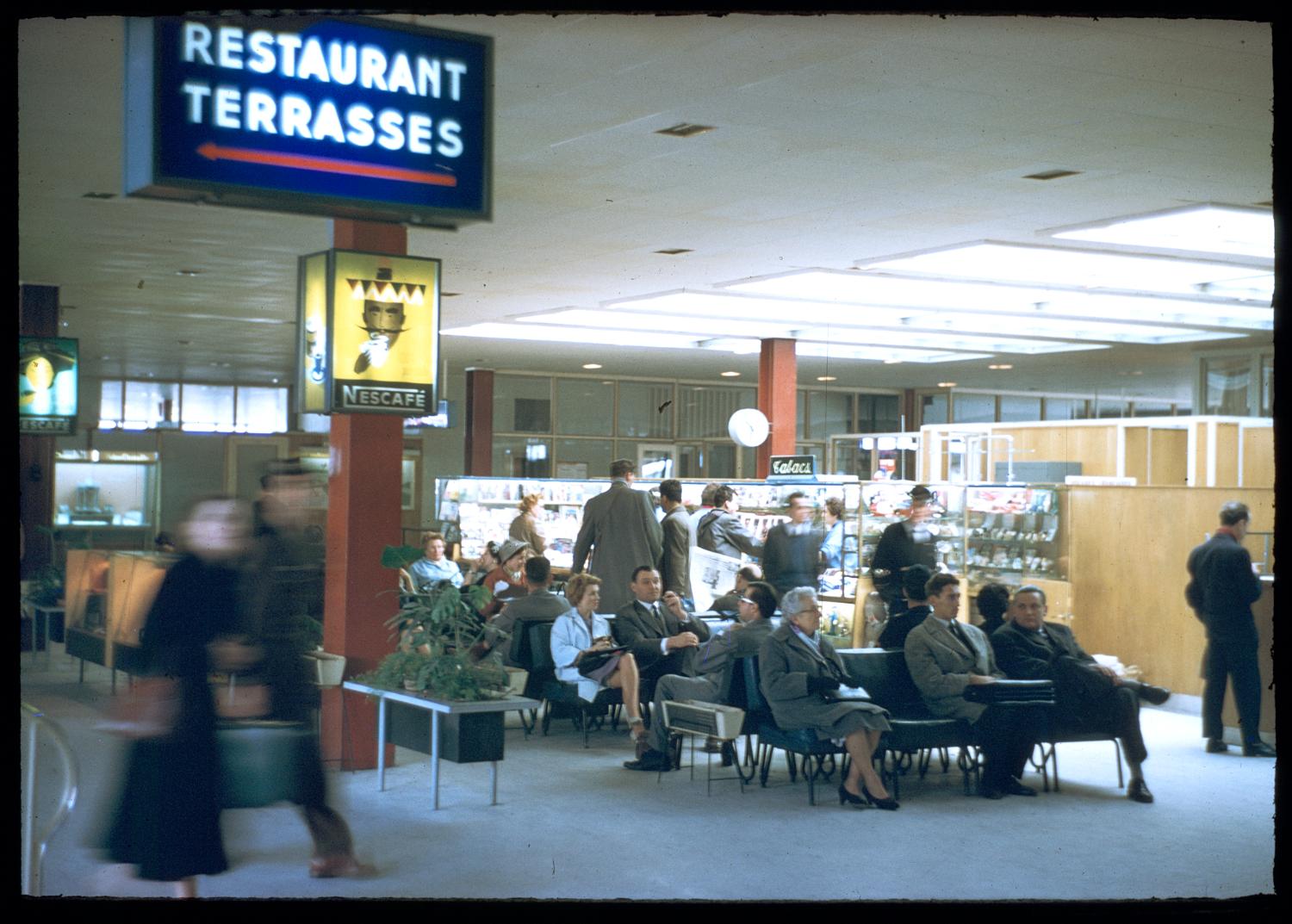 1956, le hall de l'Aérogare-Sud, rez-de-chaussée.
