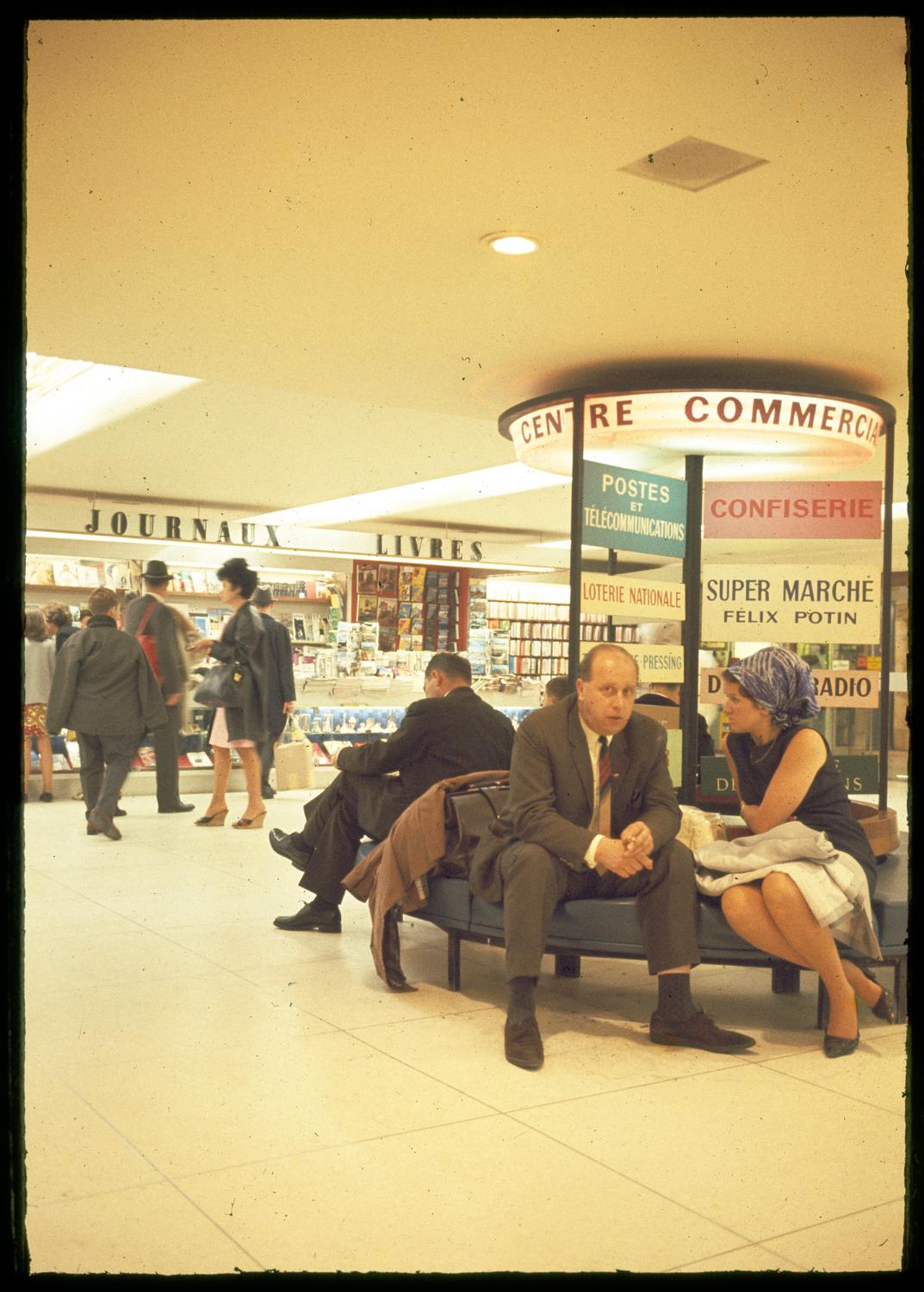1961, le centre commercial, 1er sous-sol.