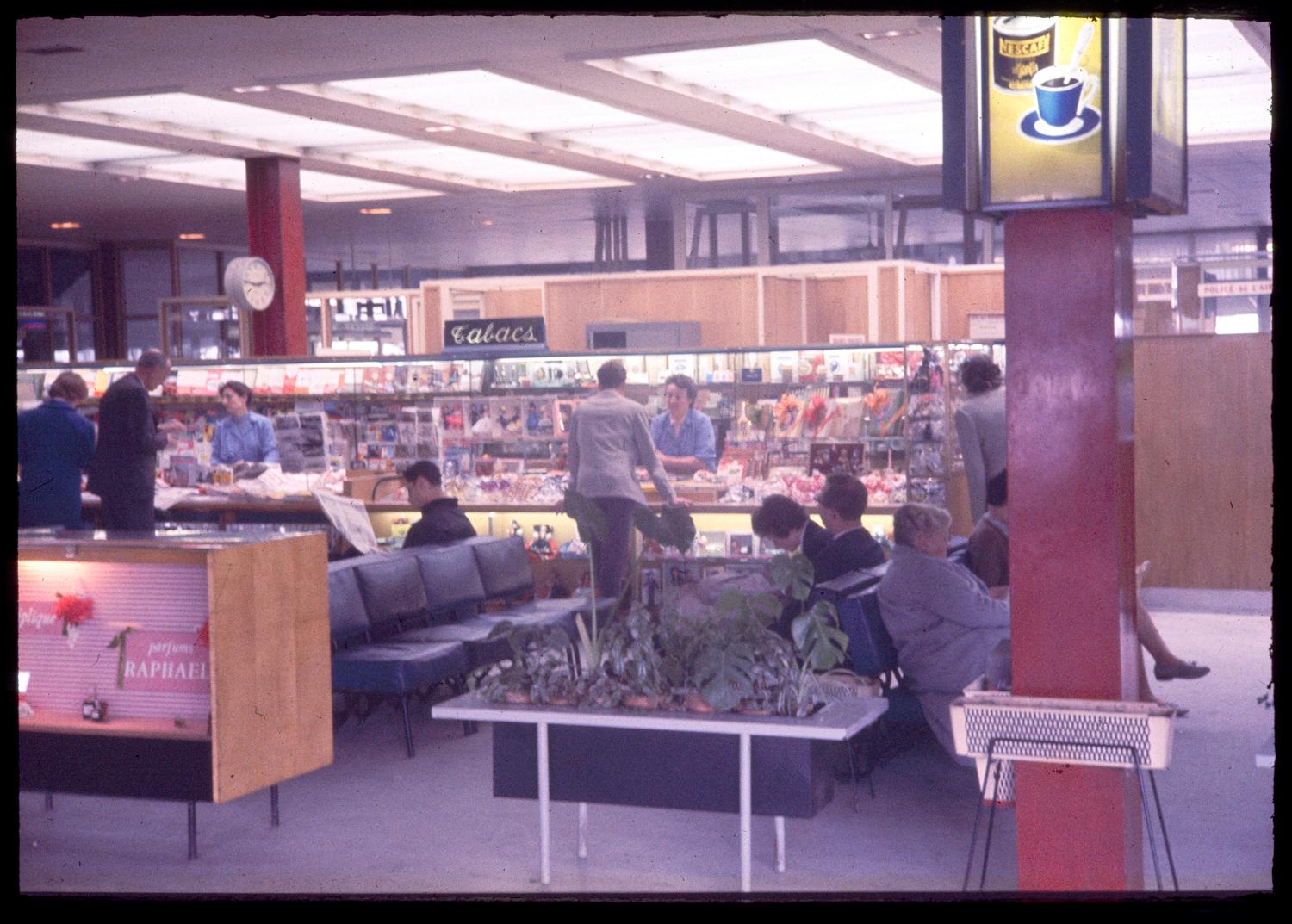 1956, le hall de l'Aérogare-Sud, rez-de-chaussée.