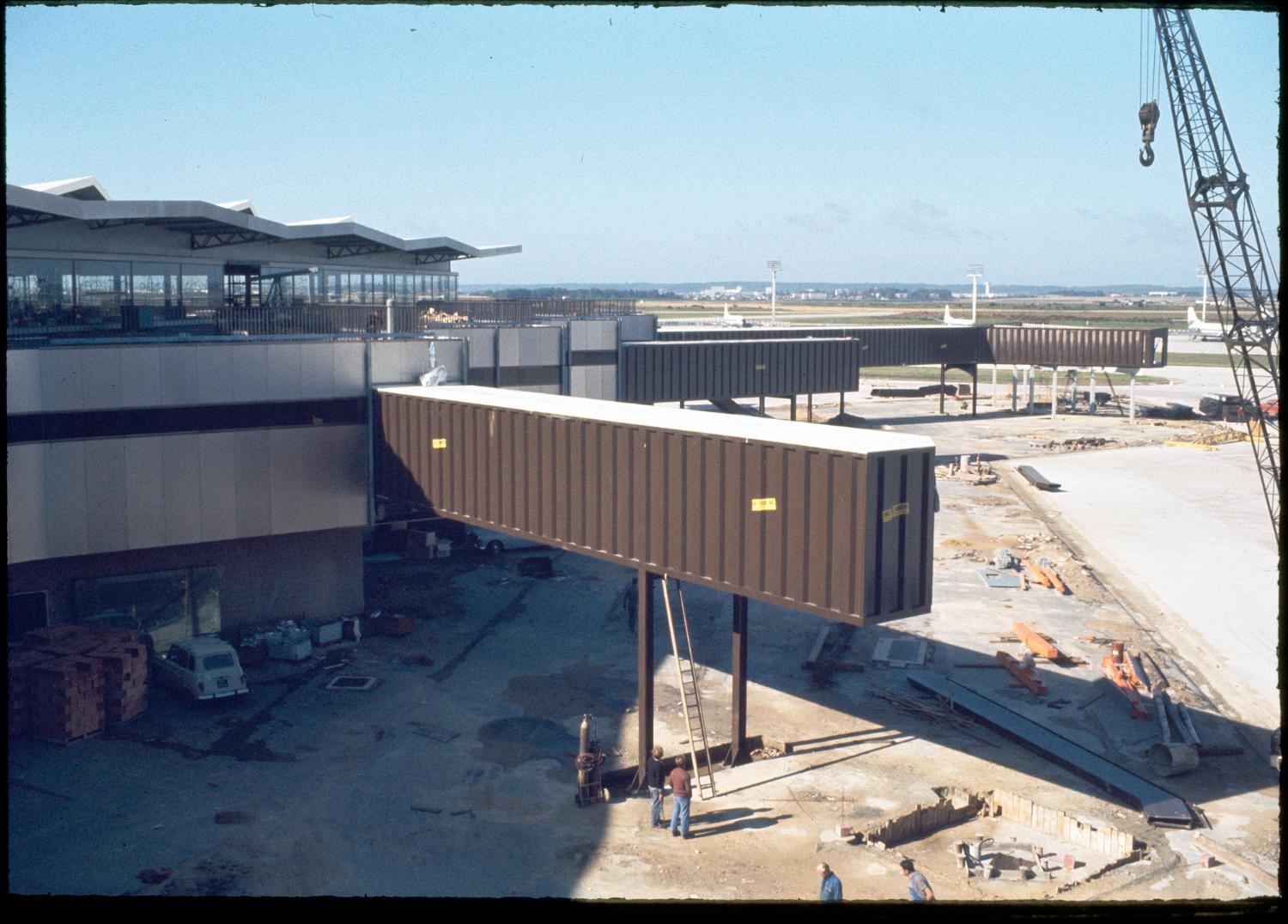1970, construction d'Orly-Ouest (1968 1971), "coté piste" du terminal prise depuis nord est.