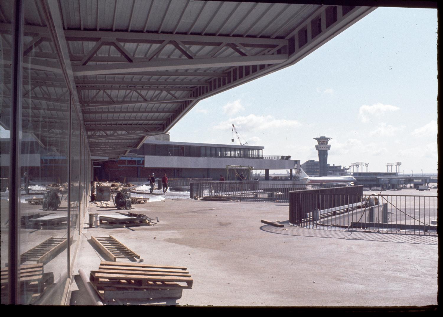 1970, construction d'Orly-Ouest (1968 1971), "coté piste" du terminal prise depuis l'ouest.