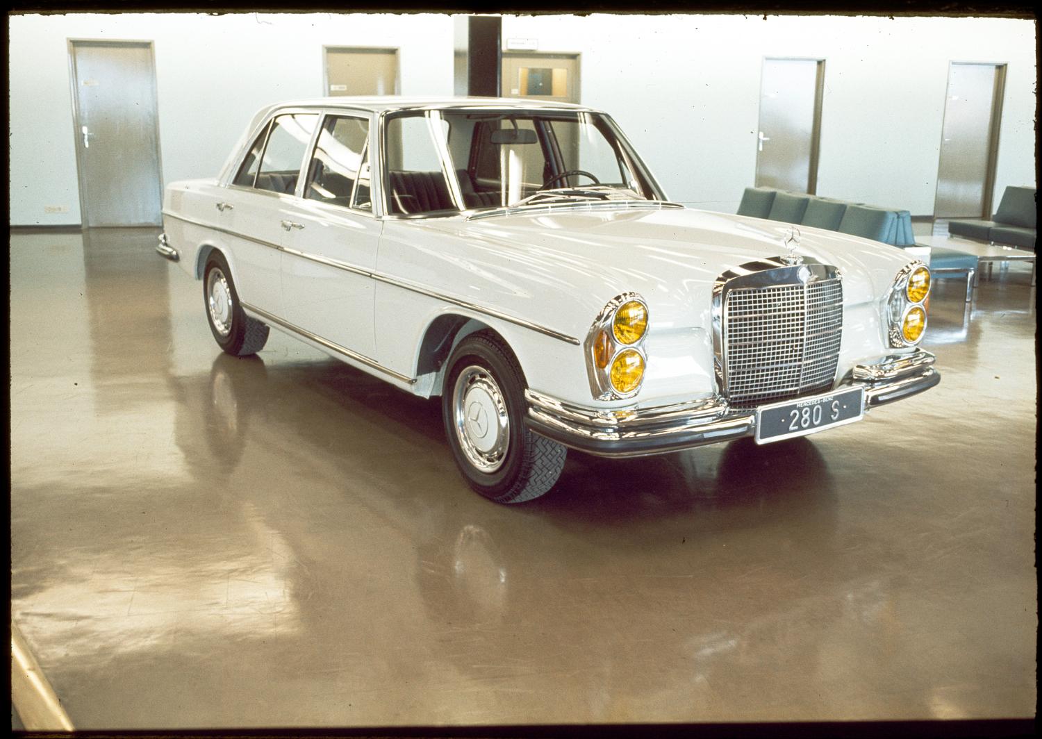 09/1971, Orly-Ouest opération commerciale de Mercedes dans le Hall départ, Mercedes 280 S.