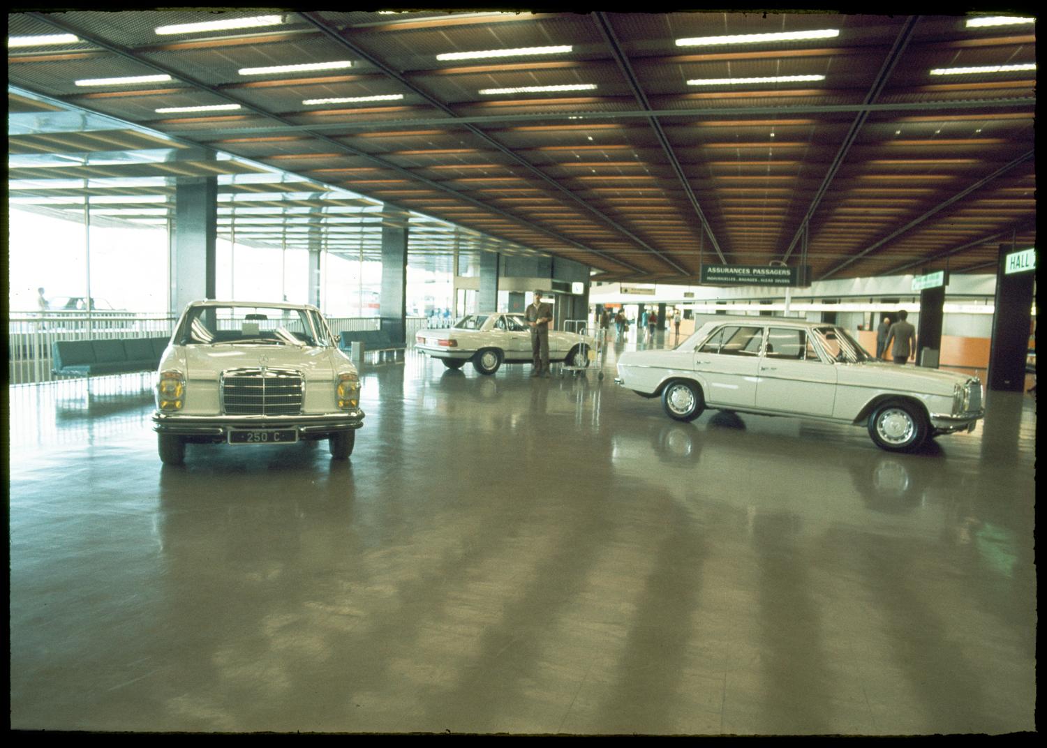 09/1971, Orly-Ouest opération commerciale de Mercedes dans le Hall départ, Mercedes 250 C et Mercedes 250.