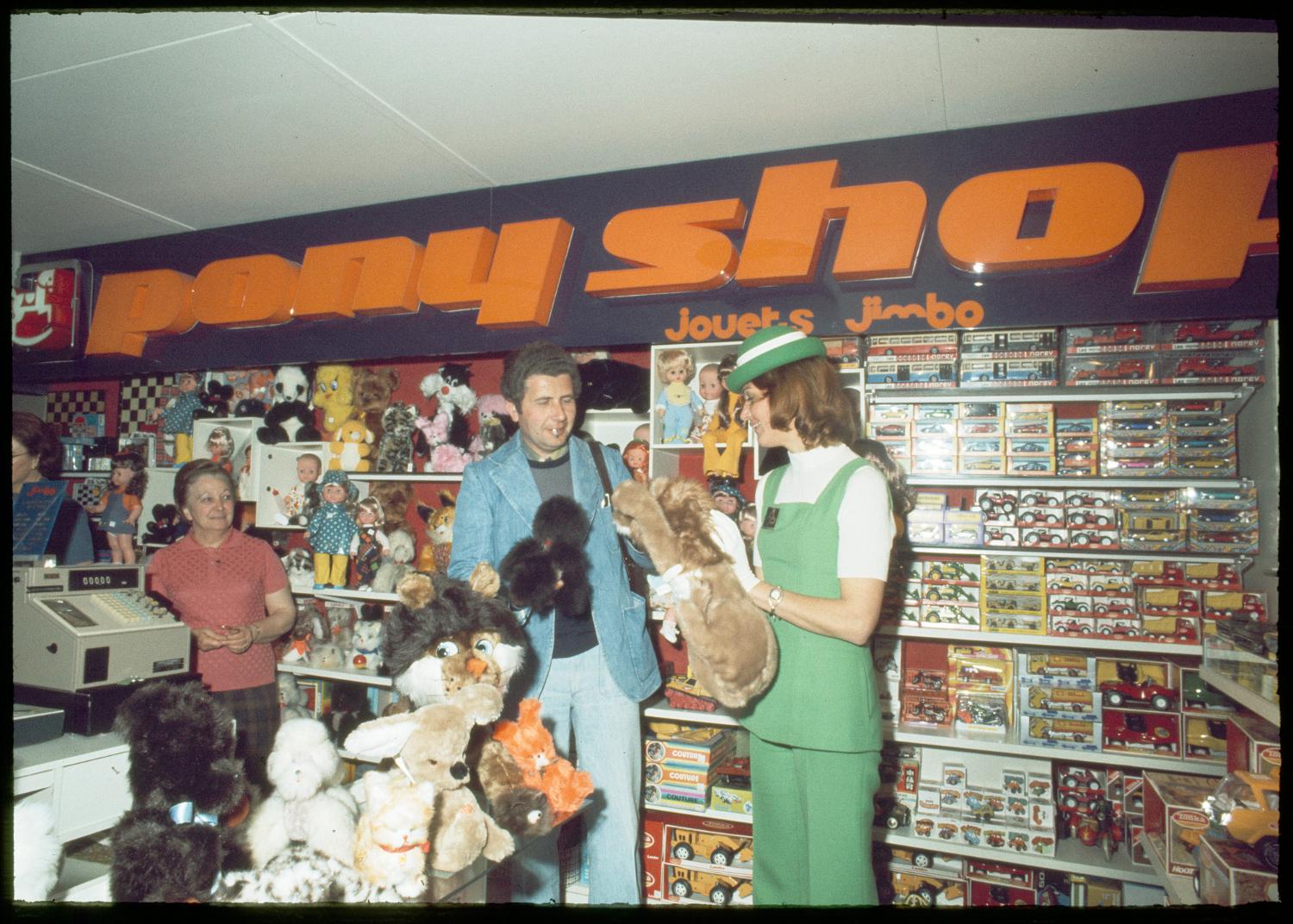 06/1975, Orly-Ouest Pony Shop, hotesse d'Orly en uniforme vert.