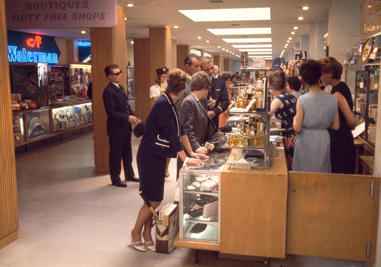 1962, les boutiques du Transit (zone internationale), conception des aménagements: Joseph-André Motte assisté d'André Monpoix, 2ème étage.