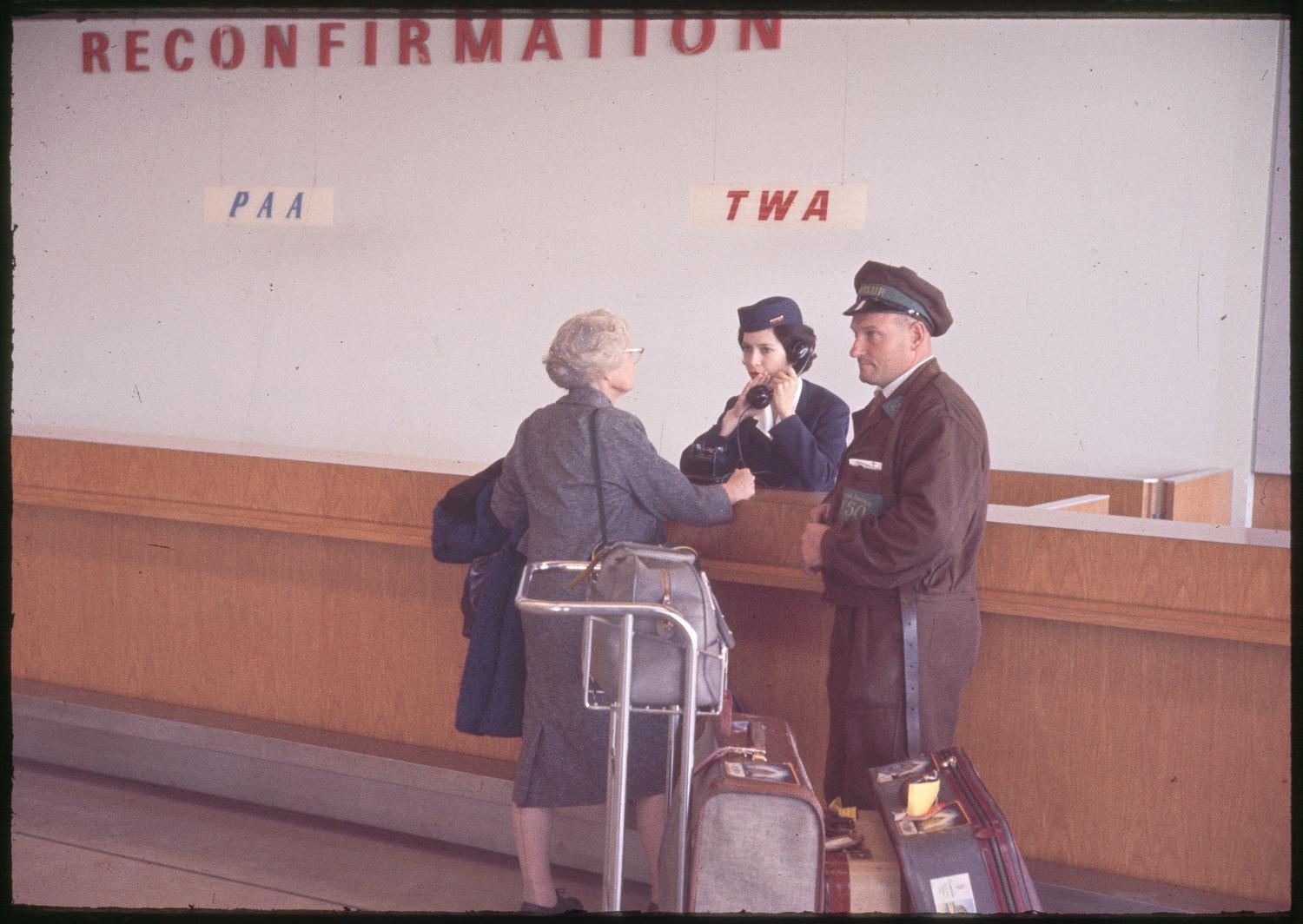 1961, rez-de-chaussée, passagère aux comptoirs reconfirmation de la TWA de la Pan Am.