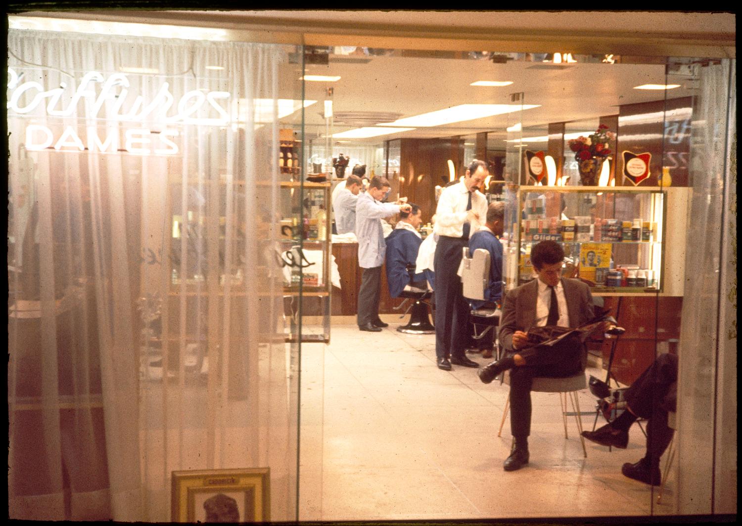 1961, le centre commercial, le salon de coiffure, 1er sous-sol.