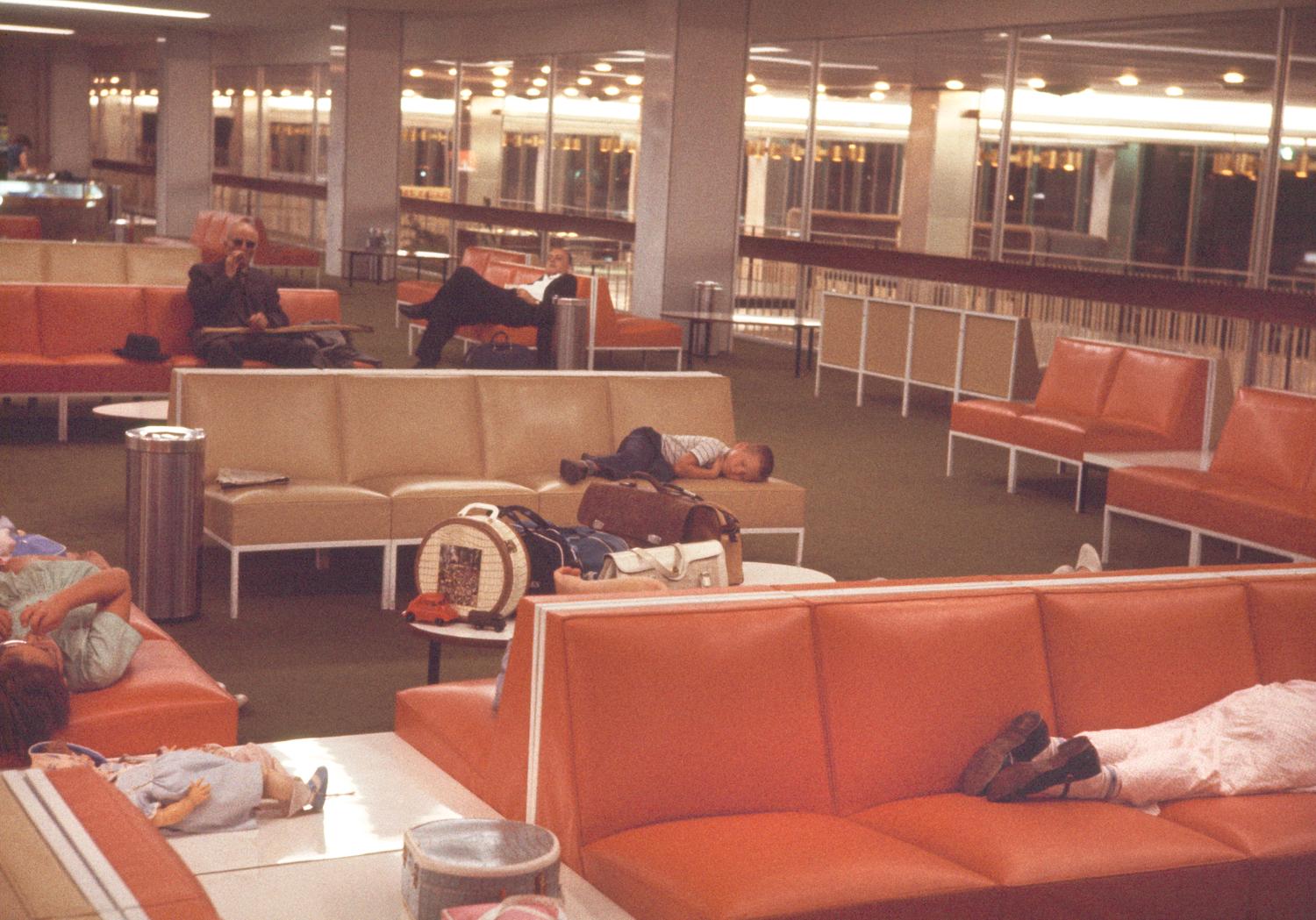 1961, le salon du Transit (zone internationale), chauffeuses Samouraï, conception des aménagements: Joseph-André Motte assisté d'André Monpoix, 2ème étage.