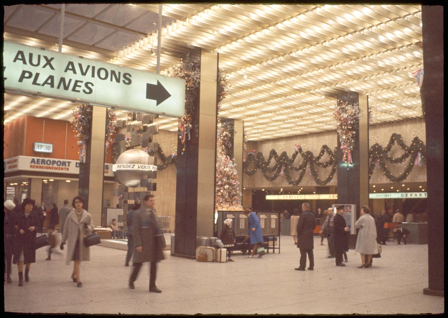 1962, le point de rencontre avec les décorations de Noël, au rez-de-chaussée 
