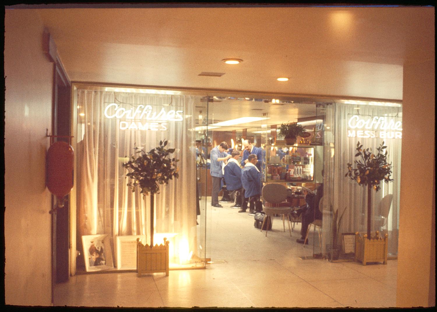 1961, le centre commercial, le salon de coiffure, 1er sous-sol.