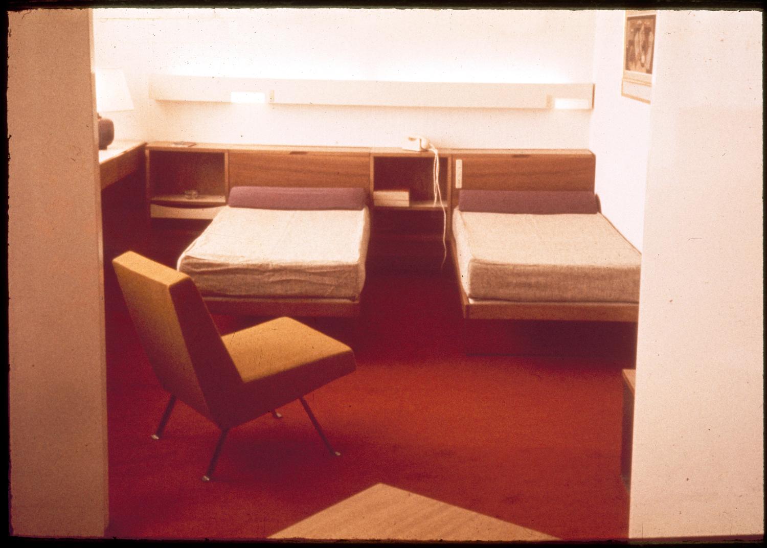1961, Air Hôtel, chambre,  fauteuil 740 (Joseph-André Motte), conception des aménagements: Joseph-André Motte assisté d'André Monpoix, 4ème étage.
