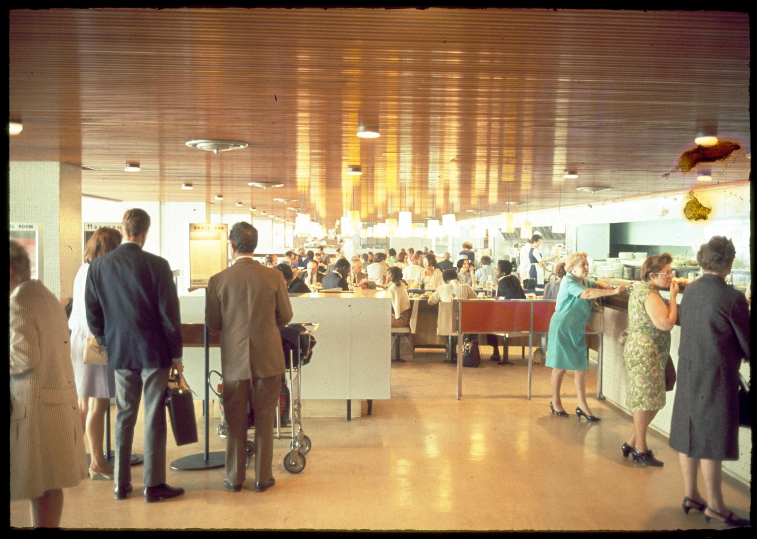 1961, bar de l'entrée du Tournebroche, des Horizons et du Snack-bar, 3ème étage. 