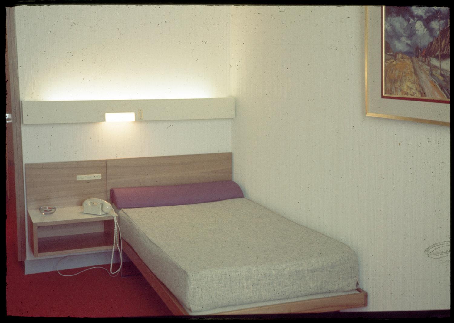 1961, Transit Hôtel (zone internationale), chambre, conception des aménagements: Joseph-André Motte assisté d'André Monpoix, 2ème étage.