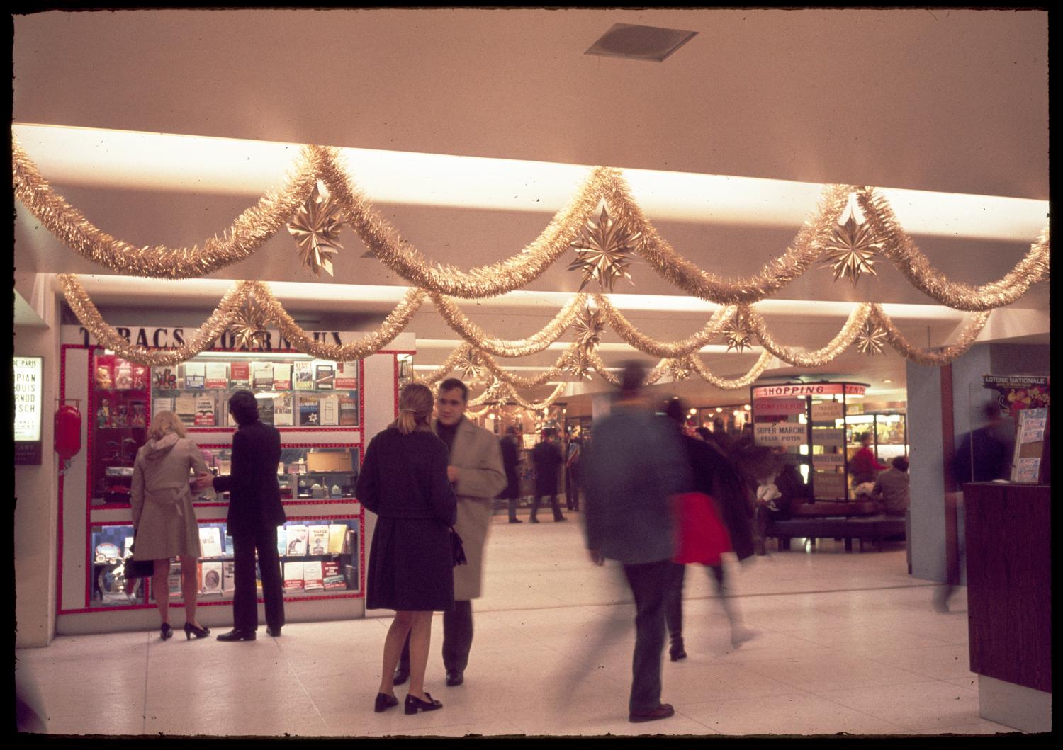 1961, le centre commercial avec les décorations de Noël, , 1er sous-sol.