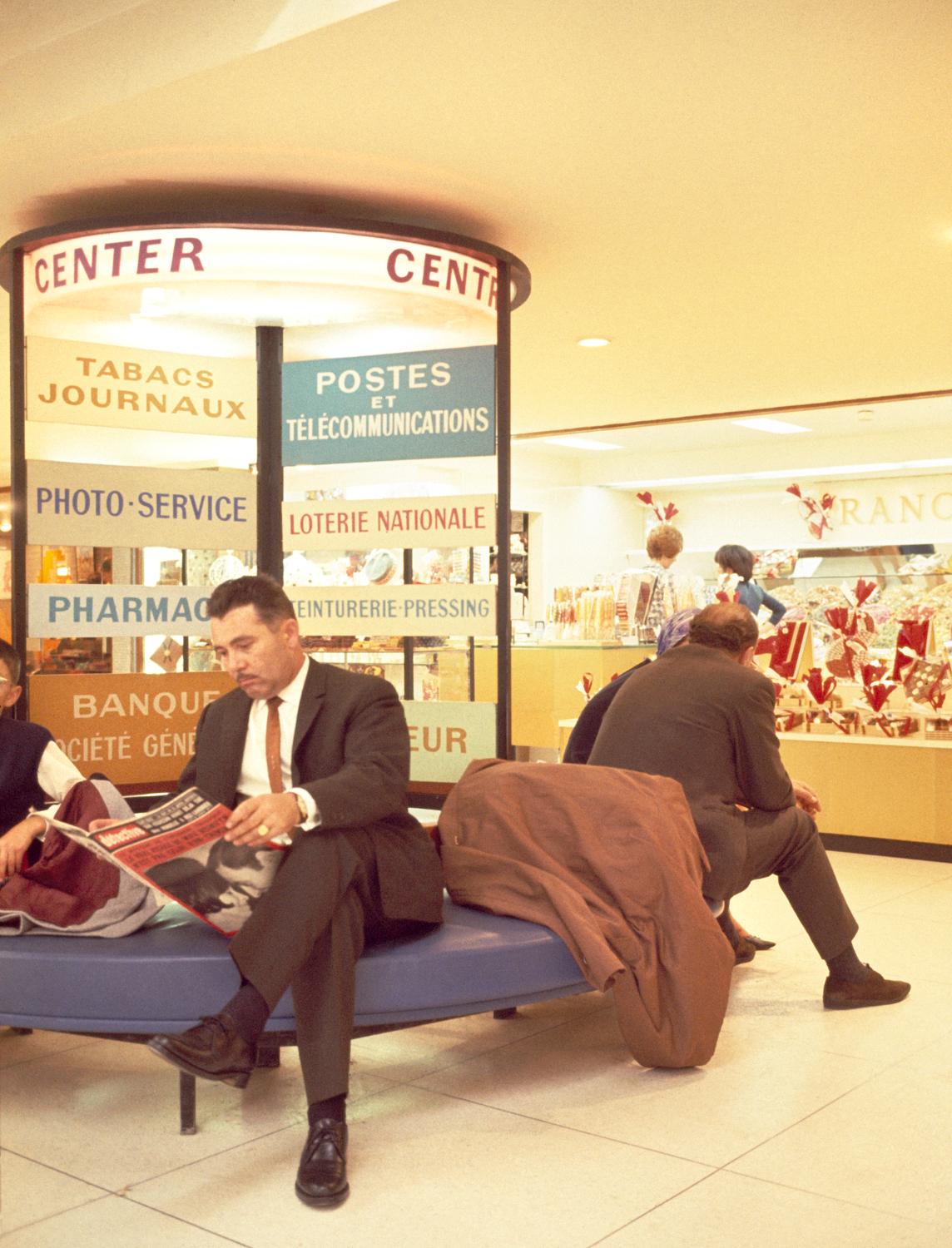 1961, le centre commercial,  1er sous-sol.