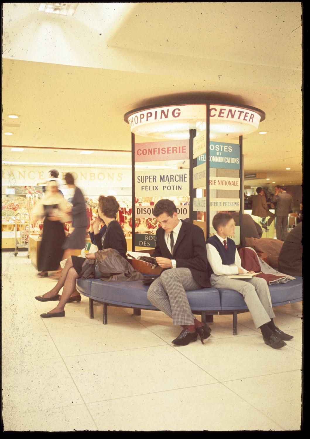1961, le centre commercial, 1er sous-sol.