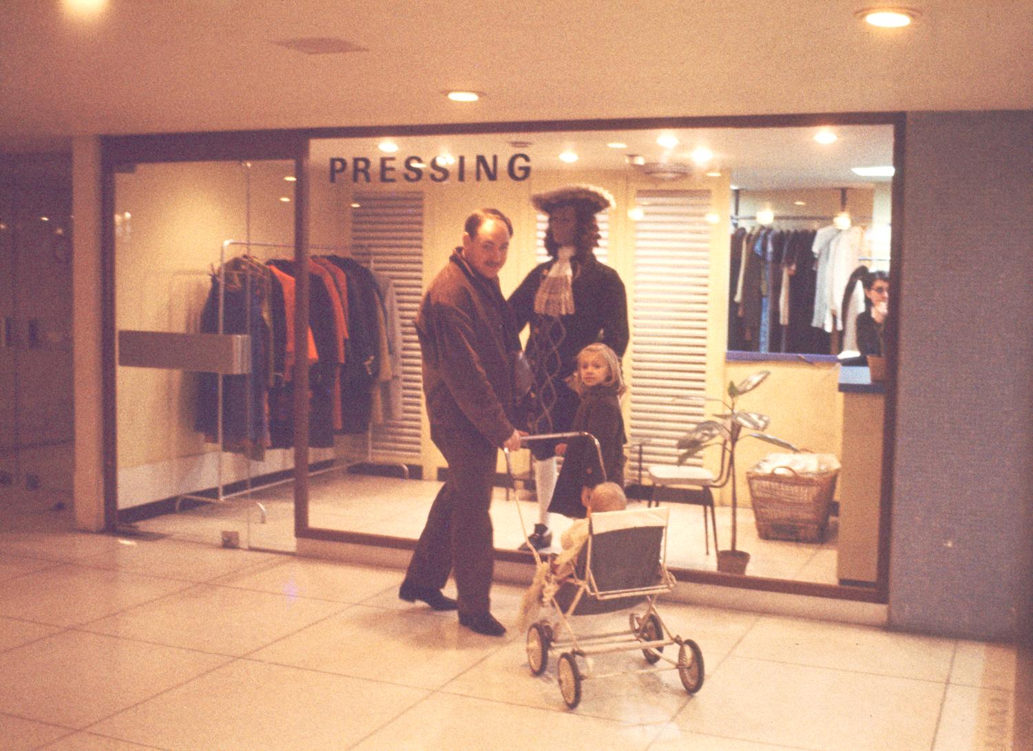 1961, le centre commercial, le pressing, 1er sous-sol.