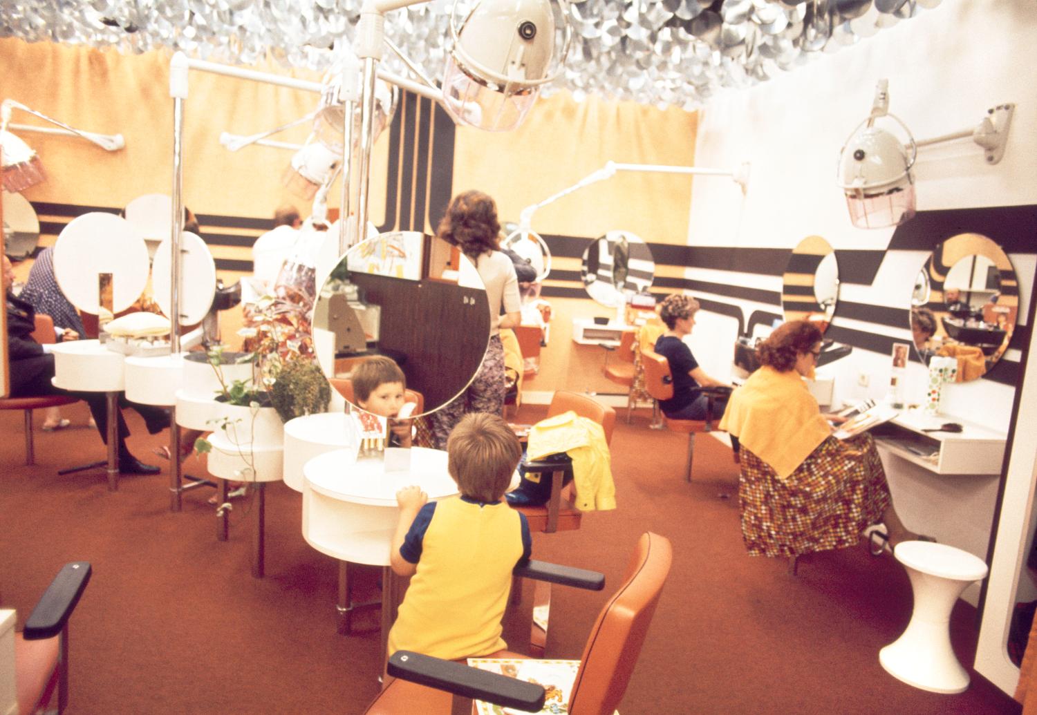 Le centre commercial dans les années 1970, le salon de coiffure, 1er sous-sol.