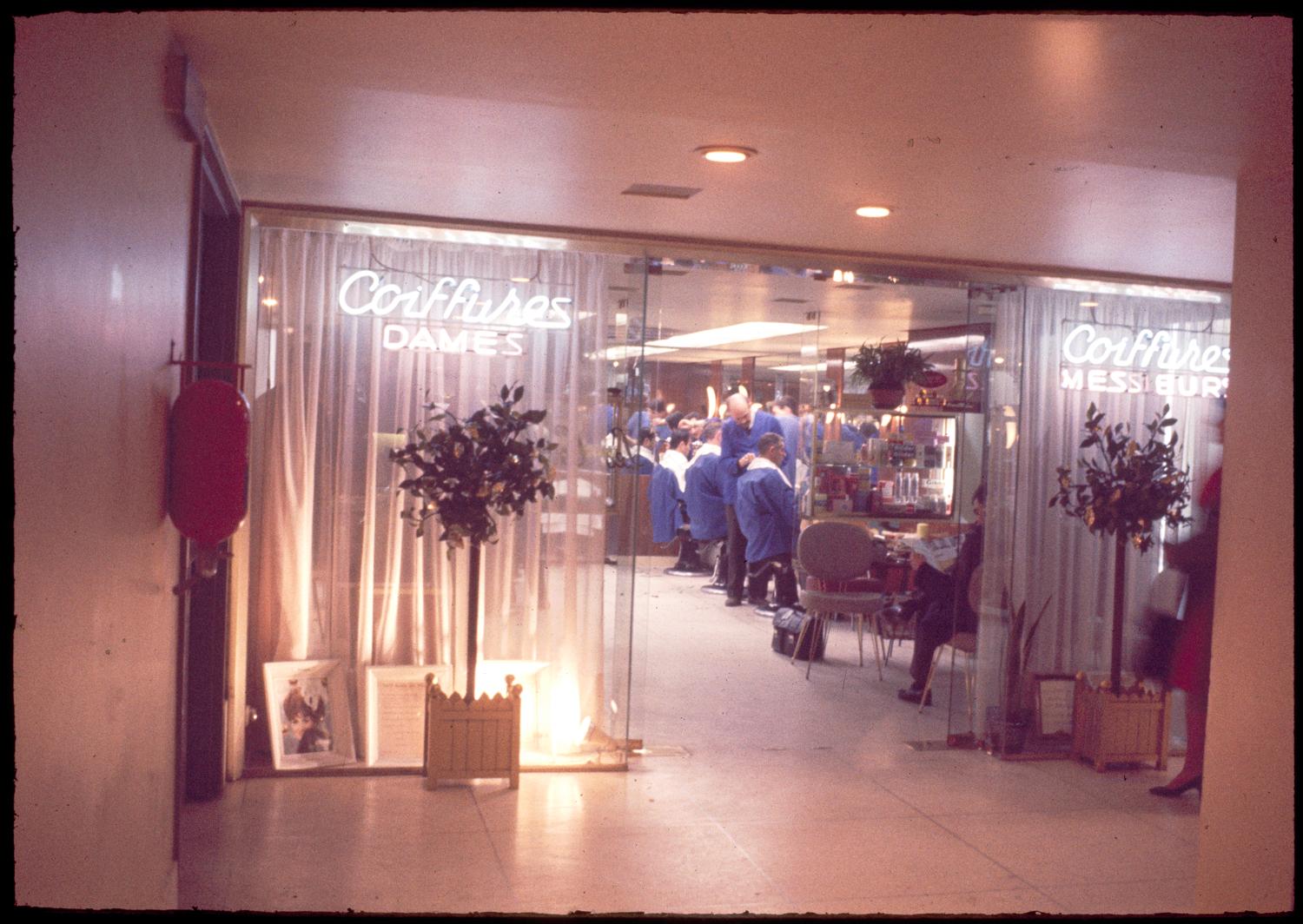 1961, le centre commercial, le salon de coiffure, 1er sous-sol.