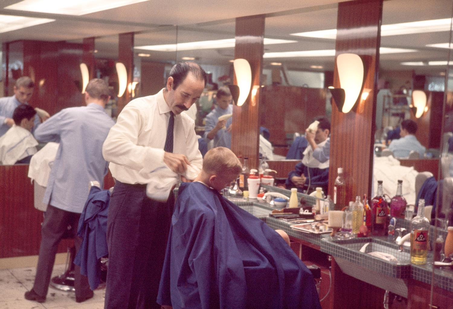 1961, le centre commercial, le salon de coiffure, 1er sous-sol.