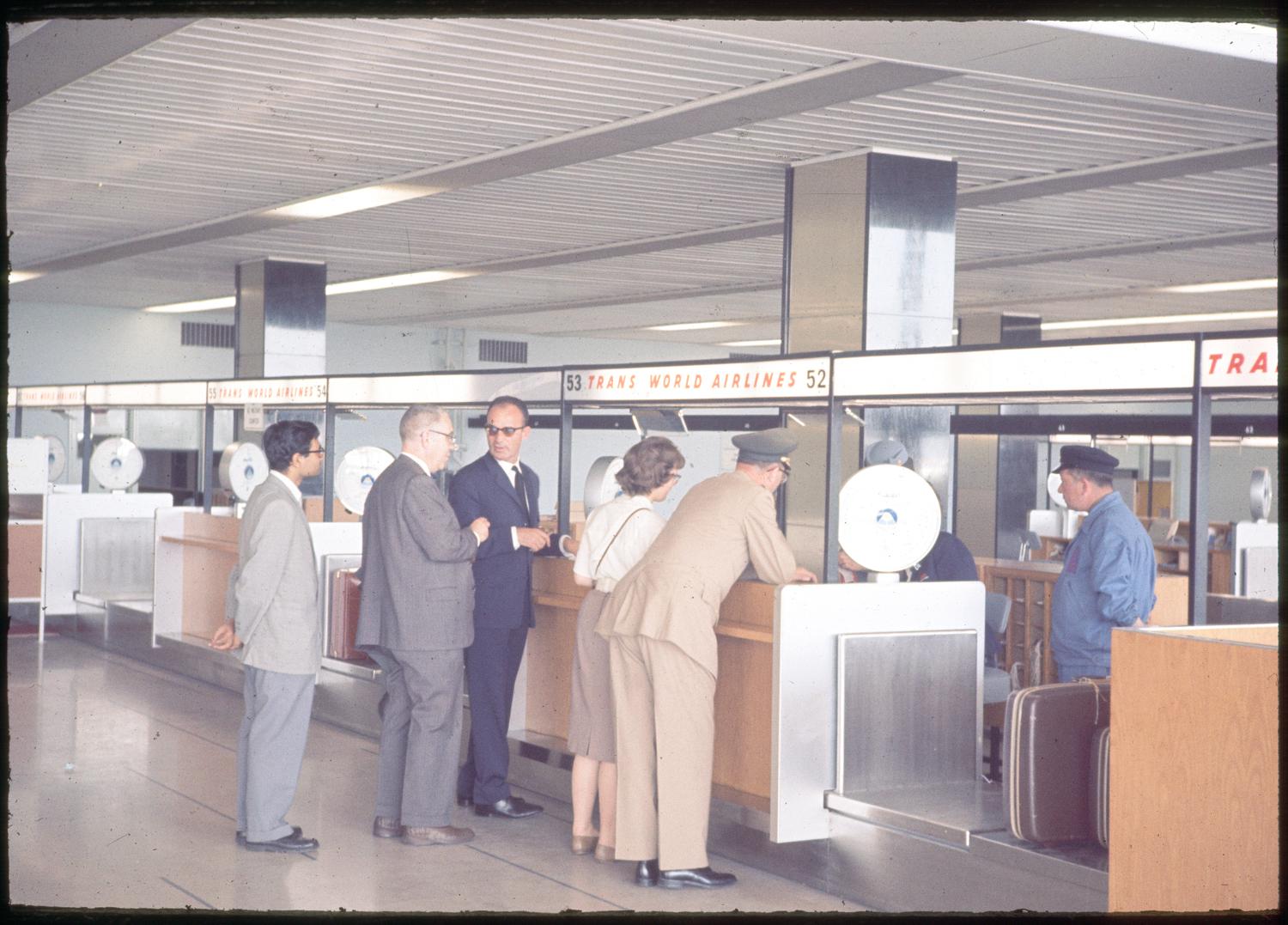 1961, rez-de-chaussée, les comptoirs d'enregistrement de la TWA.