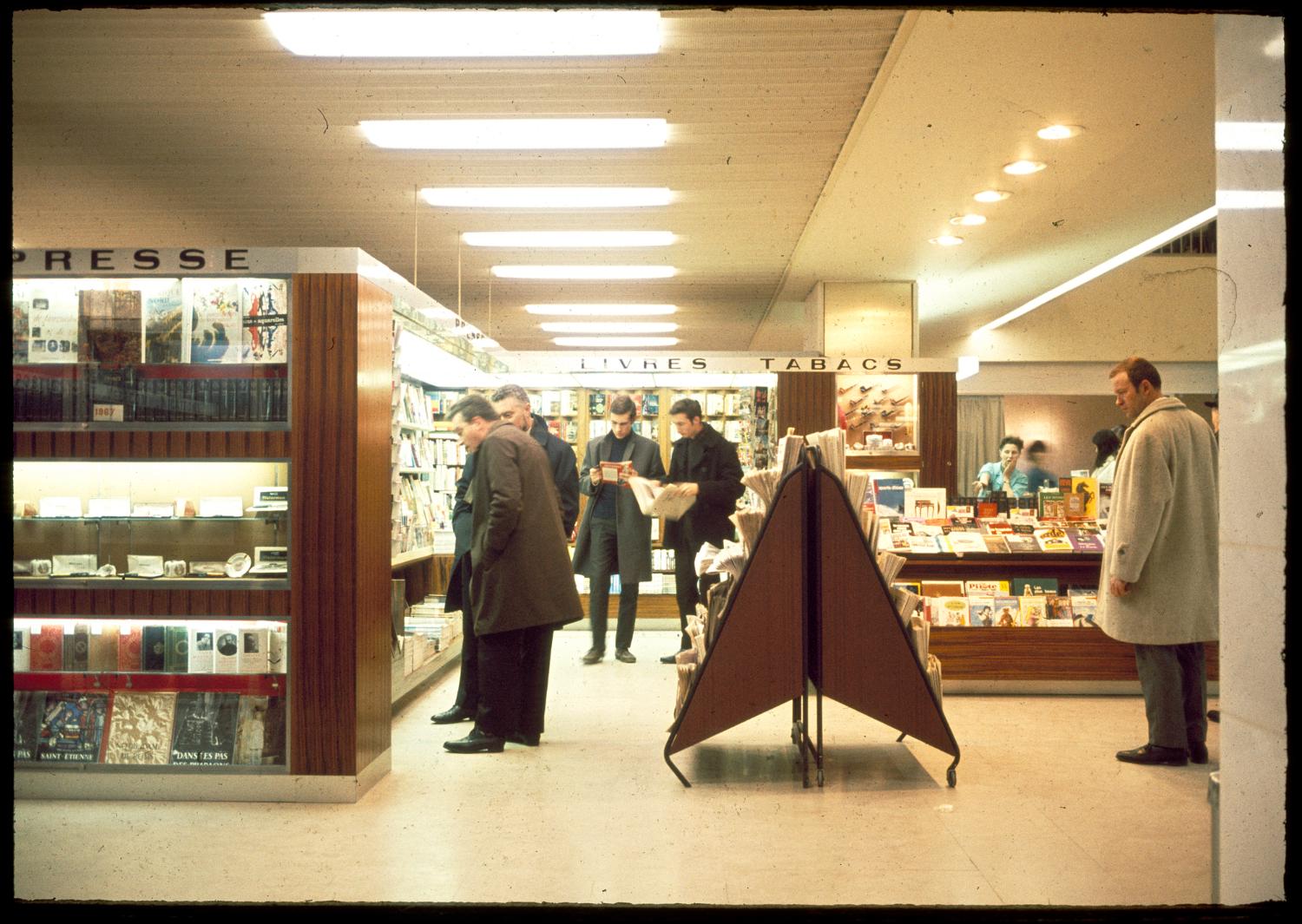 1961, 1er étage, commerce: tabacs journaux.
