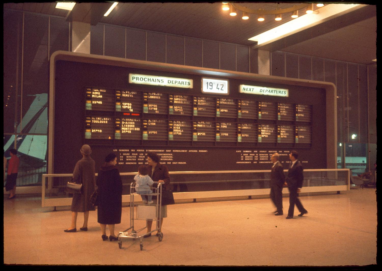 1961, le tableau d'affichage des vols dans la Galerie marchande, 1er étage. 