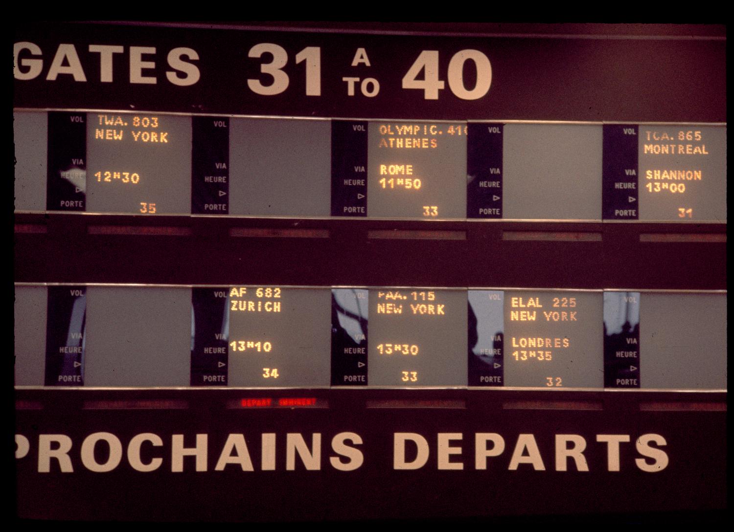 1961, le tableau d'affichage des vols dans le Transit (zone internationale), 1er étage.