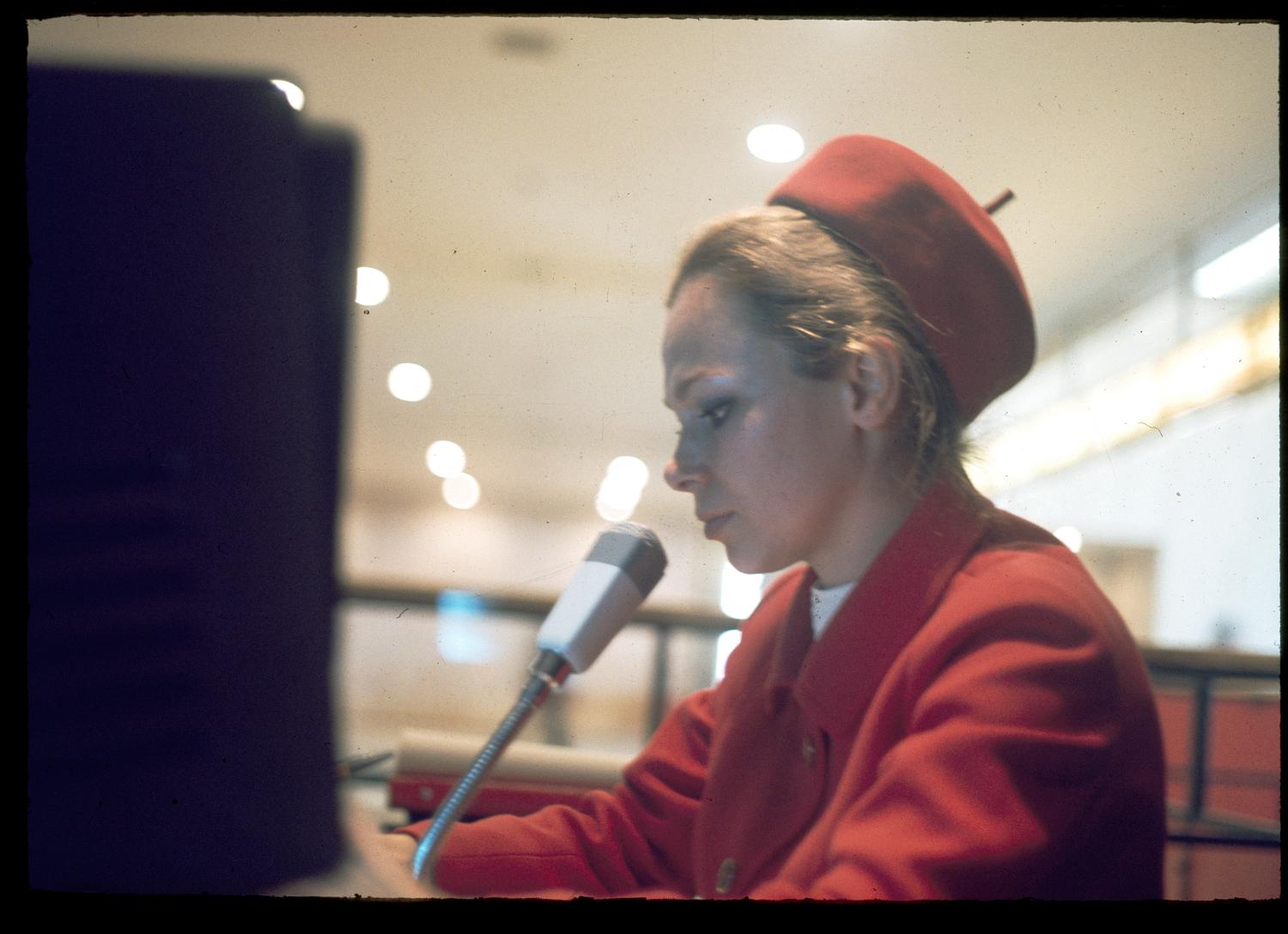 1961, hôtesse de l'Aéroport de Paris dans la Galerie marchande, 1er étage.