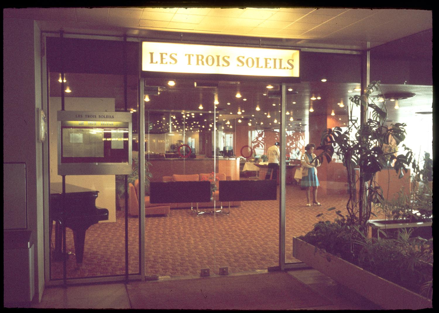 1974, entrée des Trois Soleils, réouverture après incendie, 3ème étage. 
