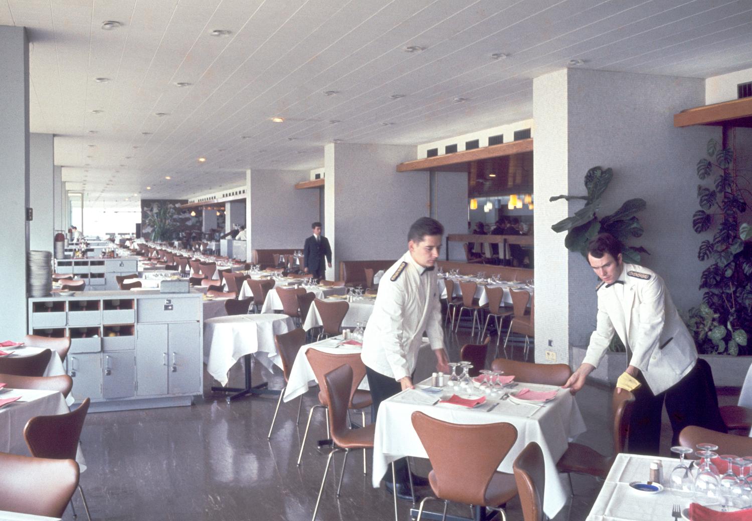 1961, les Horizons, chaises 3107 série 7 (Arne Jacobsen), 3ème étage.