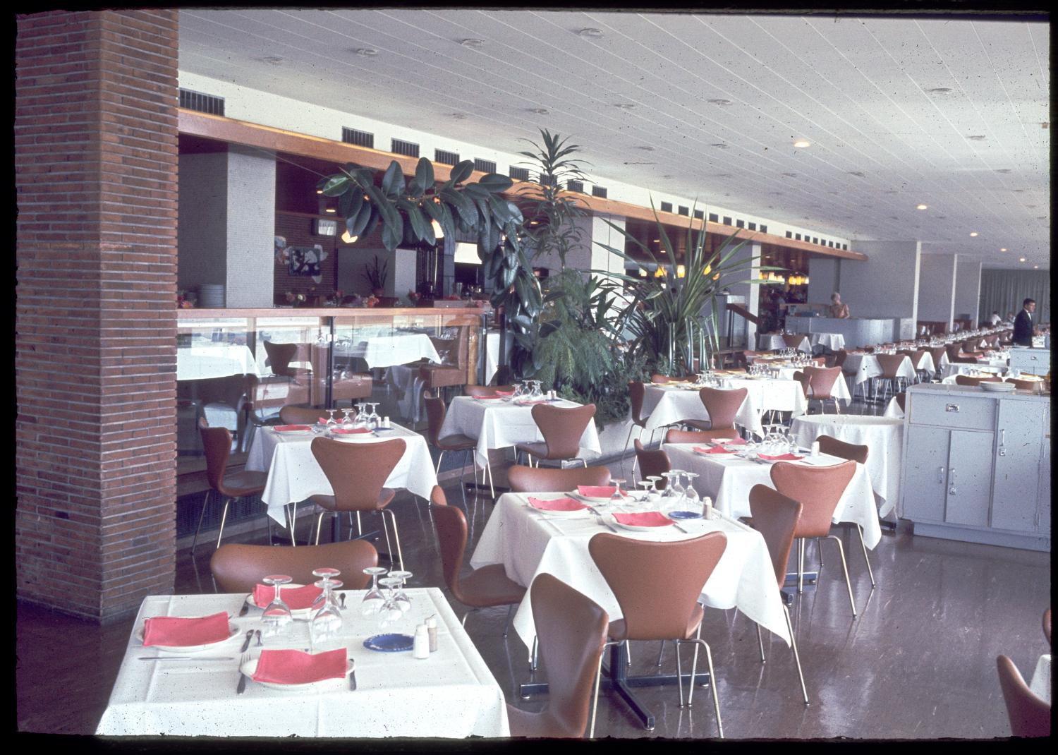 1961, les Horizons, chaises 3107 série 7 (Arne Jacobsen), 3ème étage.