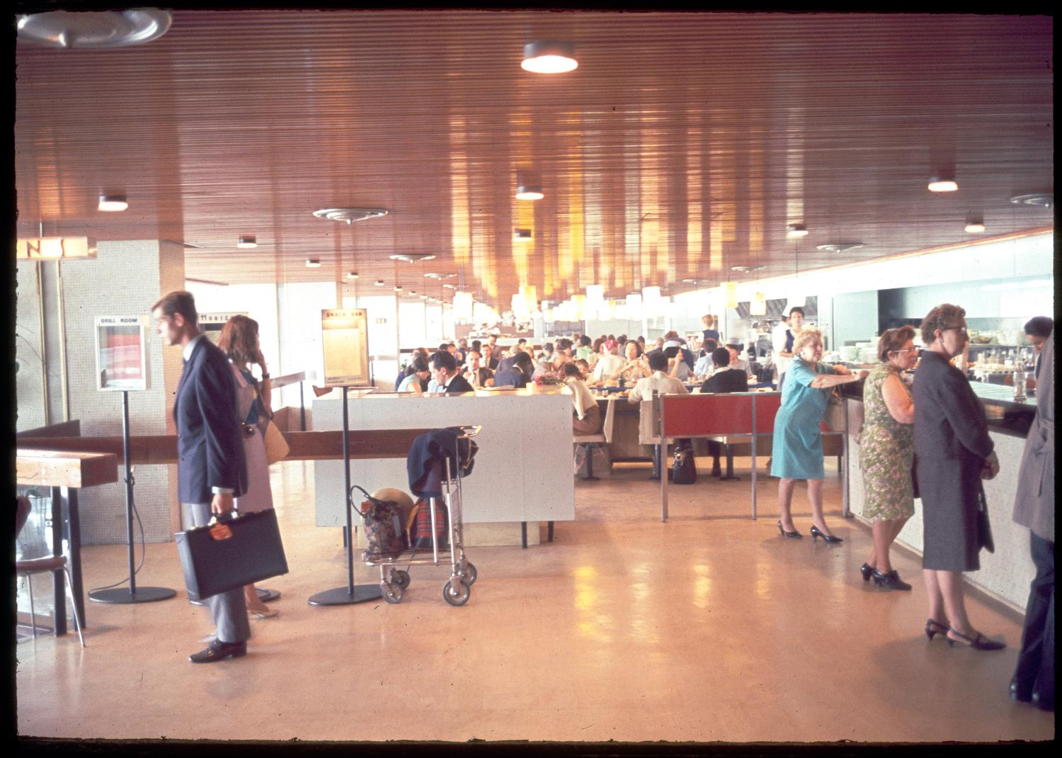 1961, bar de l'entrée du Tournebroche, des Horizons et du Snack-bar, 3ème étage. 