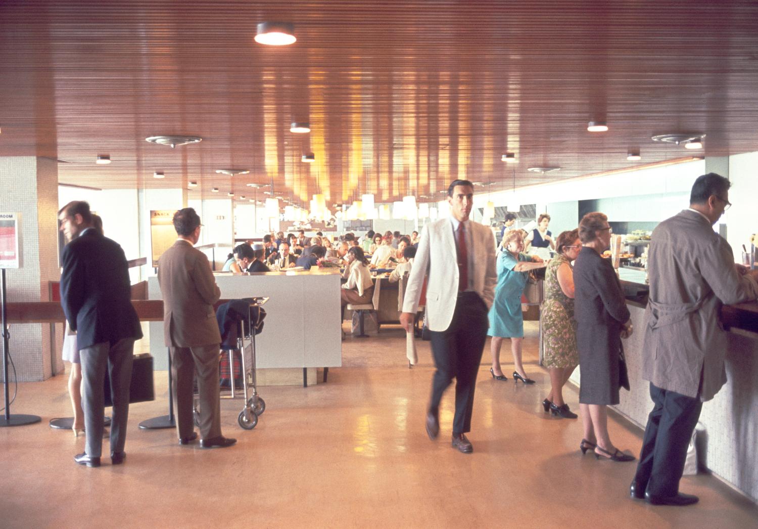 1961, bar de l'entrée du Tournebroche, des Horizons et du Snack-bar, 3ème étage. 