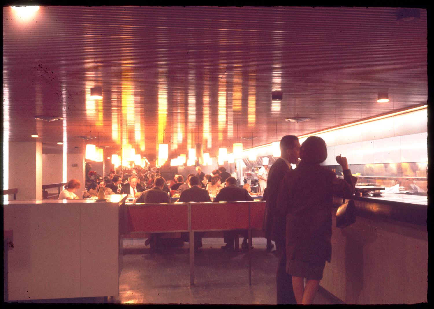 1961, bar de l'entrée du Tournebroche, des Horizons et du Snack-bar, 3ème étage. 