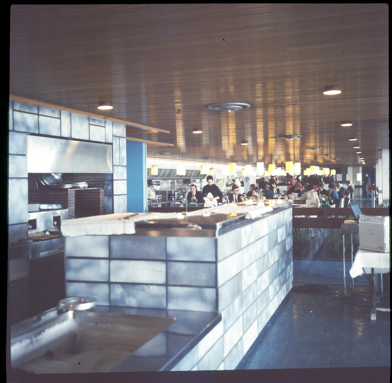 1961, le Tournebroche, au second plan le Snack-bar, 3ème étage.