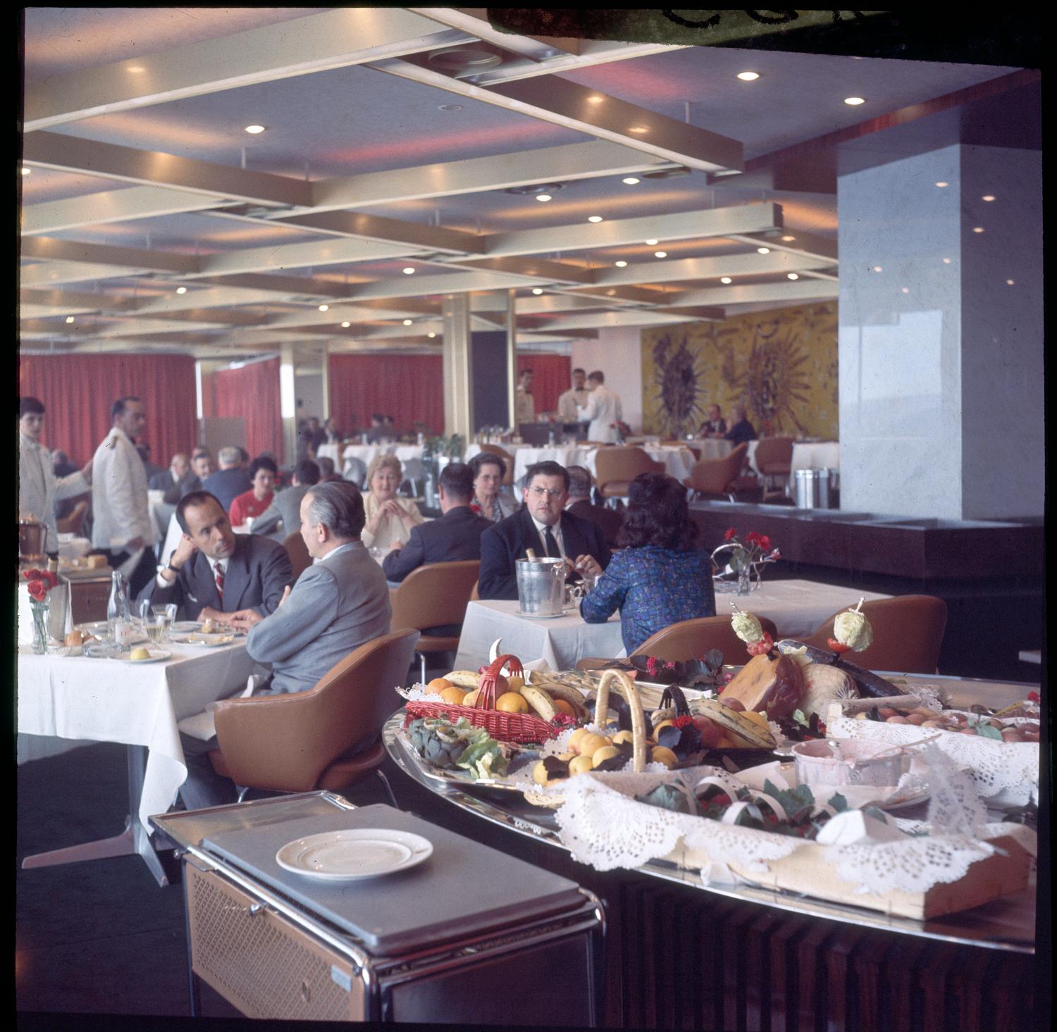 1961, les Trois Soleils, conception des aménagements André Renou et Jean-Pierre Génisset (la Crémaillère), fauteuils Conférence (Eero Saarinen), au fond de la salle la tapisserie de Jean Lurçat qui donne son nom au restaurant, 3ème étage. 