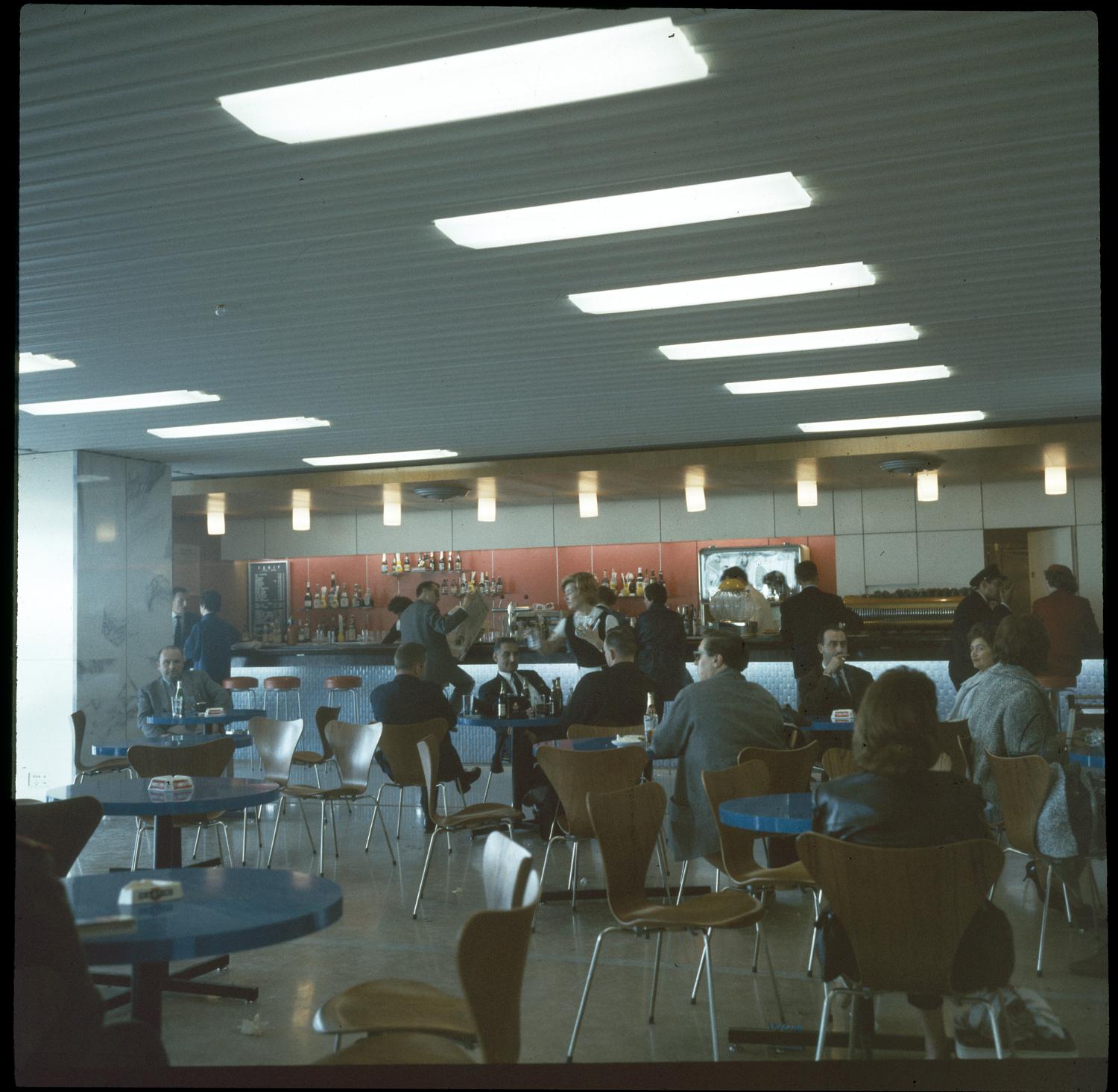 1961, le bar de la Galerie marchande, chaises 3107 série 7 (Arne Jacobsen), 1er étage.