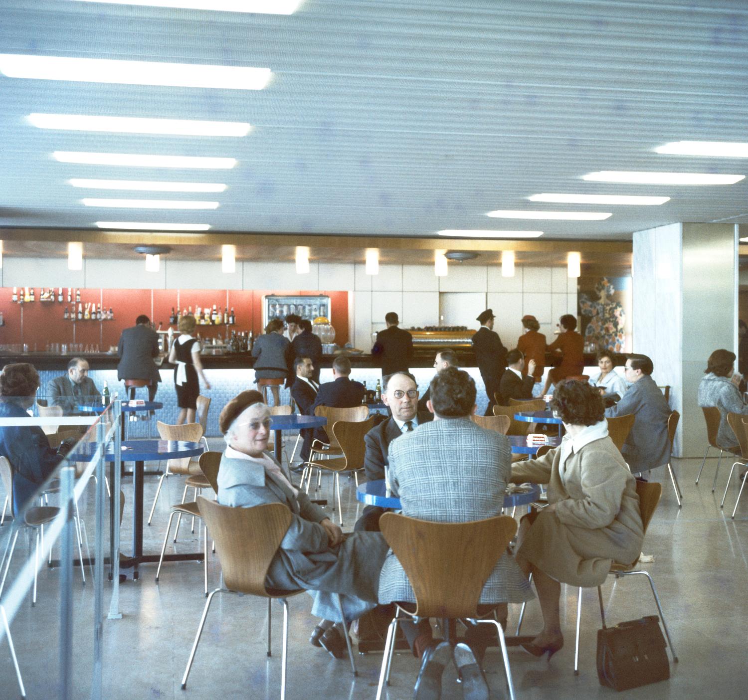 1961, le bar de la Galerie marchande, chaises 3107 série 7 (Arne Jacobsen), 1er étage.